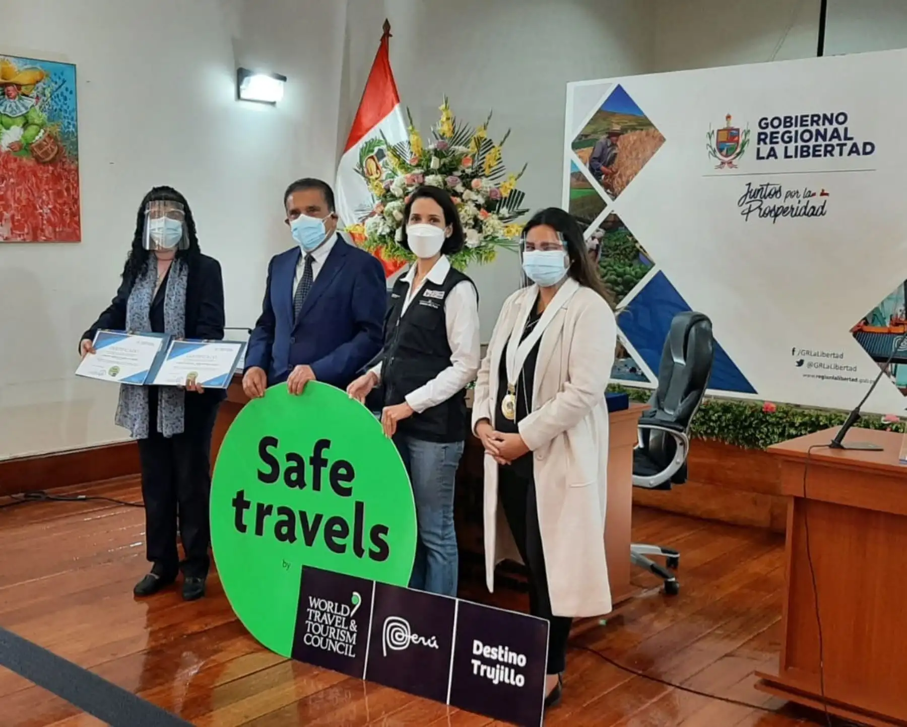 La titular del Mincetur, Claudia Cornejo, entregó a la ciudad Trujillo el Sello Safe Travels que reconoce a otros 15 atractivos declarados destinos turísticos seguros ante la covid-19. Foto: Luis Puell