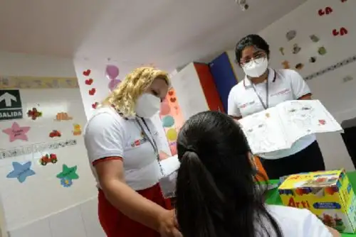 Resulta necesario complementar los apoyos que actualmente se dan cuando el fallecimiento de la madre ha sido por feminicidio o por la covid-19, para cubrir otras situaciones que también ameritan la acción del Estado, subrayó Guido Bellido.ANDINA/Difusión