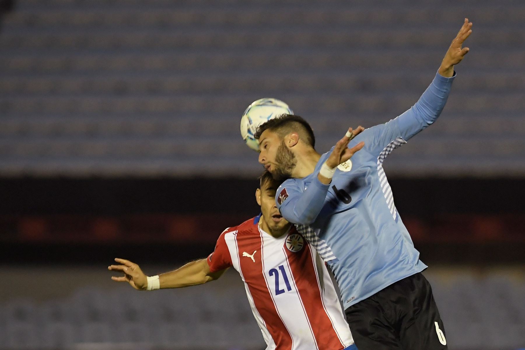 Rodrigo Bentancur de Uruguay en acción contra Oscar Romero de Paraguay durante partido por las Eliminatorias Qatar 2022. Foto: EFE