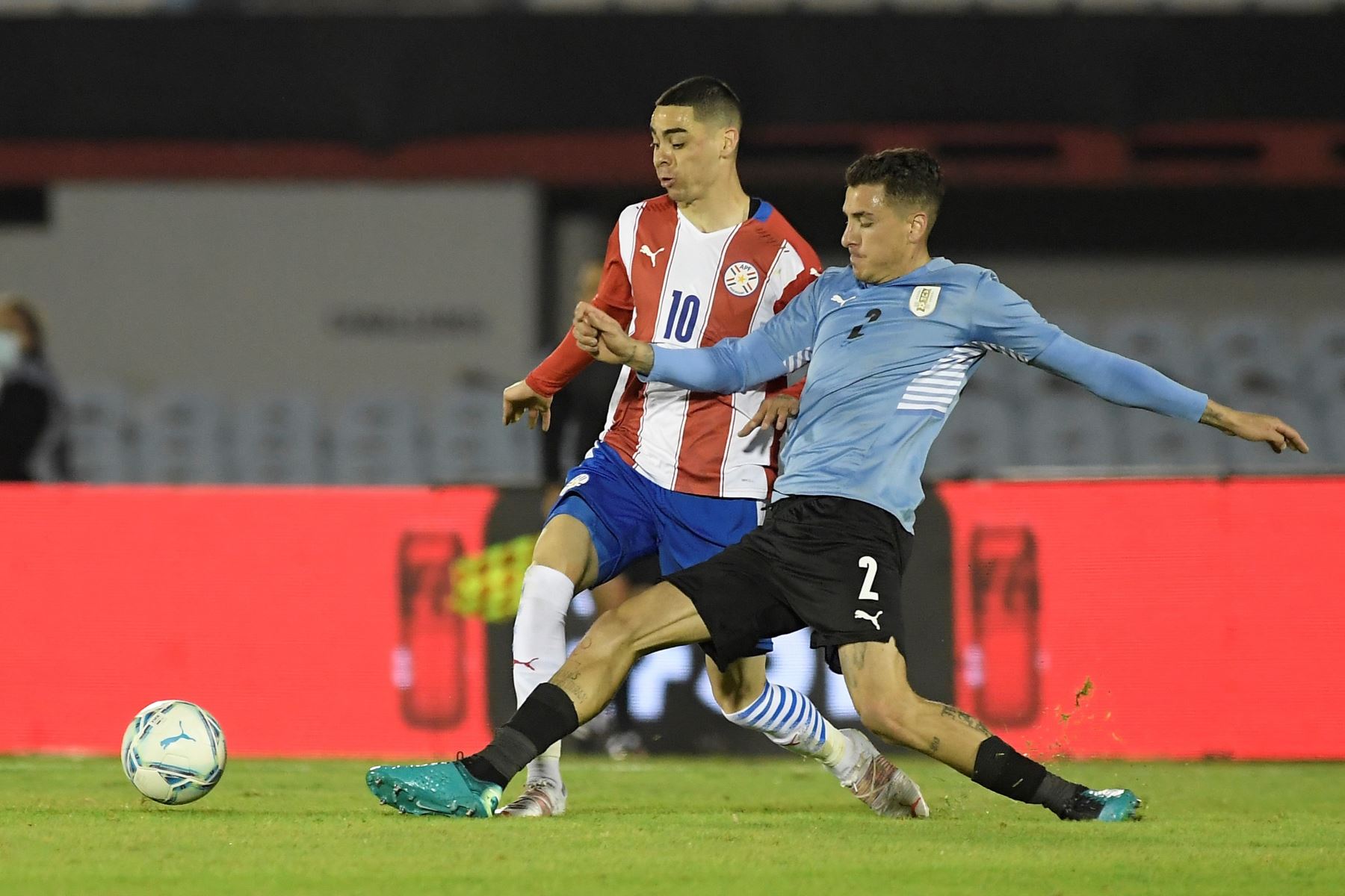 José María Jiménez de Uruguay disputa un balón ante Miguel Almirón de Paraguay durante un partido por las Eliminatorias Qatar 2022. Foto: EFE