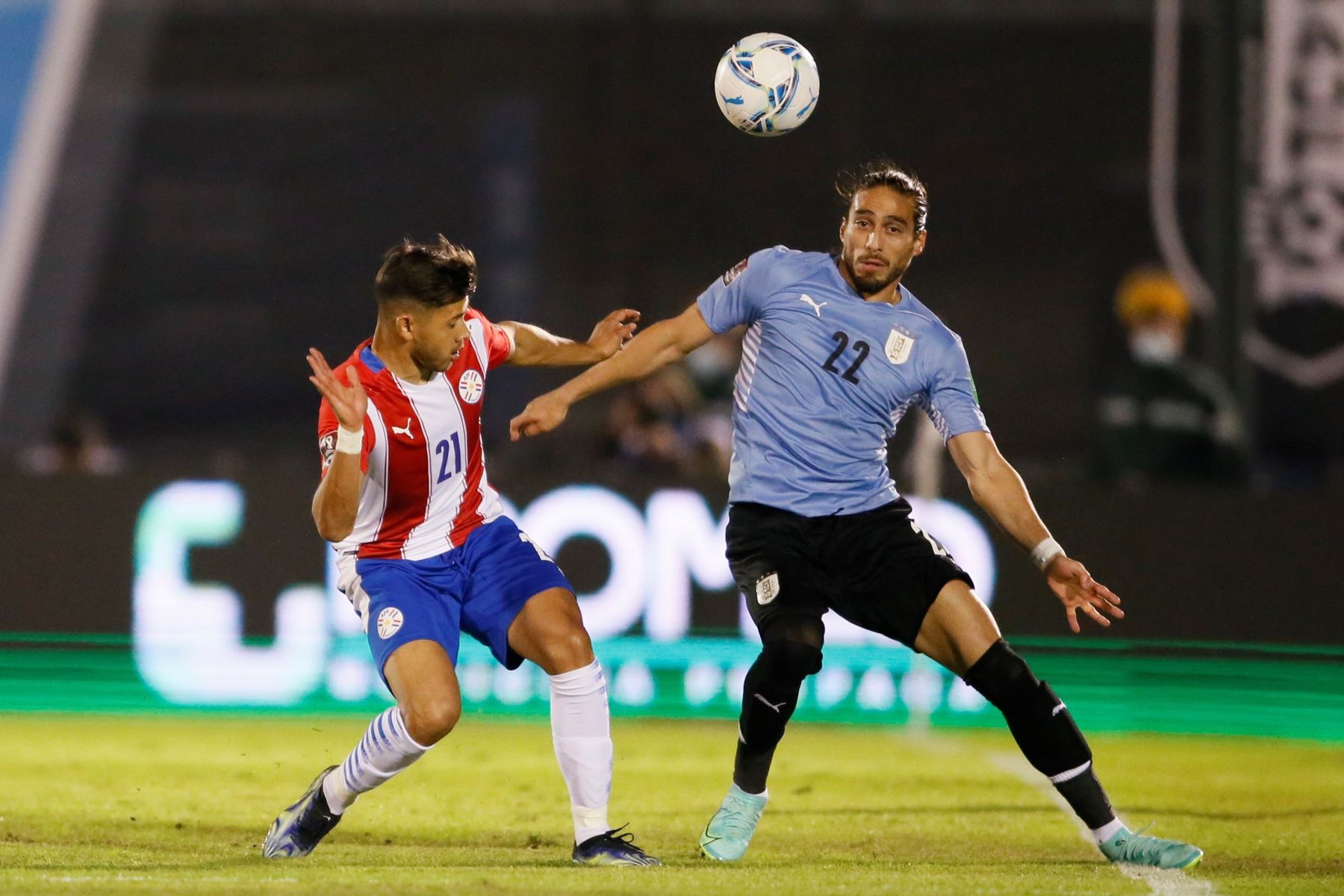 Martín Cáceres de Uruguay disputa un balón ante Oscar Romero de Paraguay durante partido por las Eliminatorias Qatar 2022. Foto: EFE