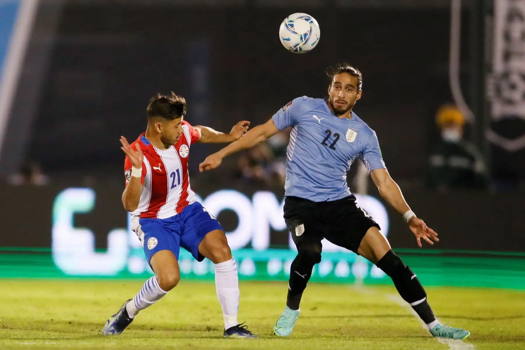 Martín Cáceres de Uruguay disputa un balón ante Oscar Romero de Paraguay durante partido por las Eliminatorias Qatar 2022. Foto: EFE Martín Cáceres de Uruguay disputa un balón ante Oscar Romero de Paraguay durante partido por las Eliminatorias Qatar 2022. Foto: EFE