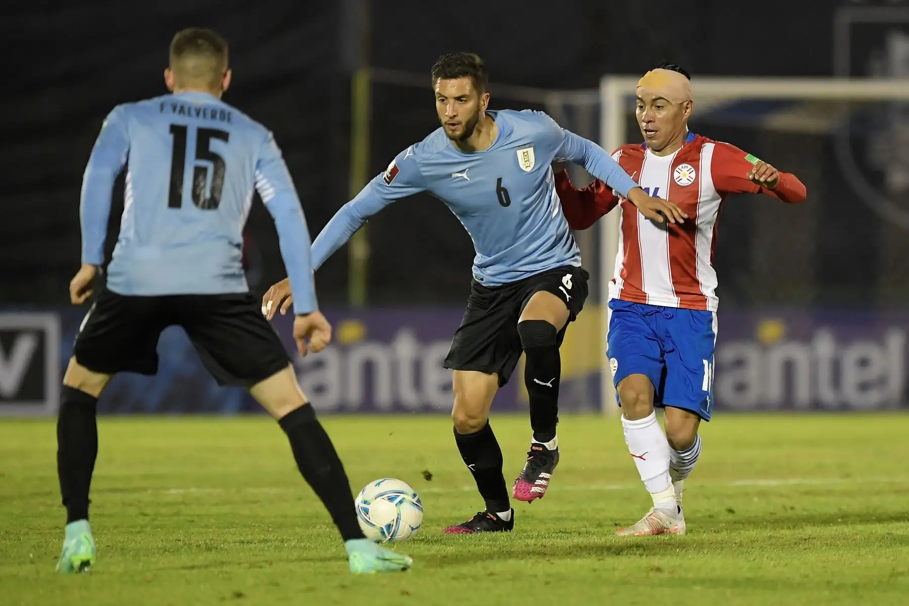 El jugador Rodrigo Bentancur de Uruguay disputa un balón con Ángel Cardozo de Paraguay durante partido por las Eliminatorias Qatar 2022. Foto: EFE El jugador Rodrigo Bentancur de Uruguay disputa un balón con Ángel Cardozo de Paraguay durante partido por las Eliminatorias Qatar 2022. Foto: EFE