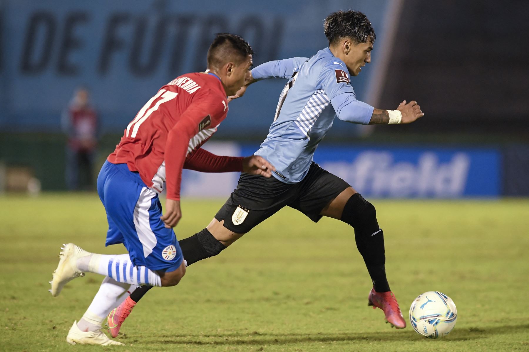 El uruguayo Facundo Torres es marcado por el paraguayo Santiago Arzamendia durante partido por las Eliminatorias Qatar 2022. Foto: AFP