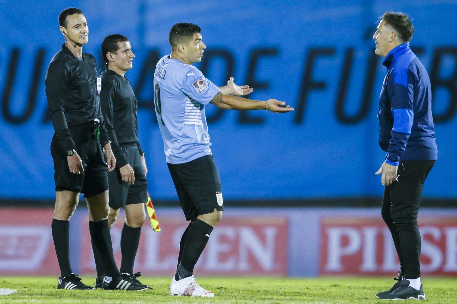 Luis Suárez habla con el entrenador de Paraguay, el argentino Eduardo Berizzo al final del su partido por las Eliminatorias Qatar 2022. Foto: AFP