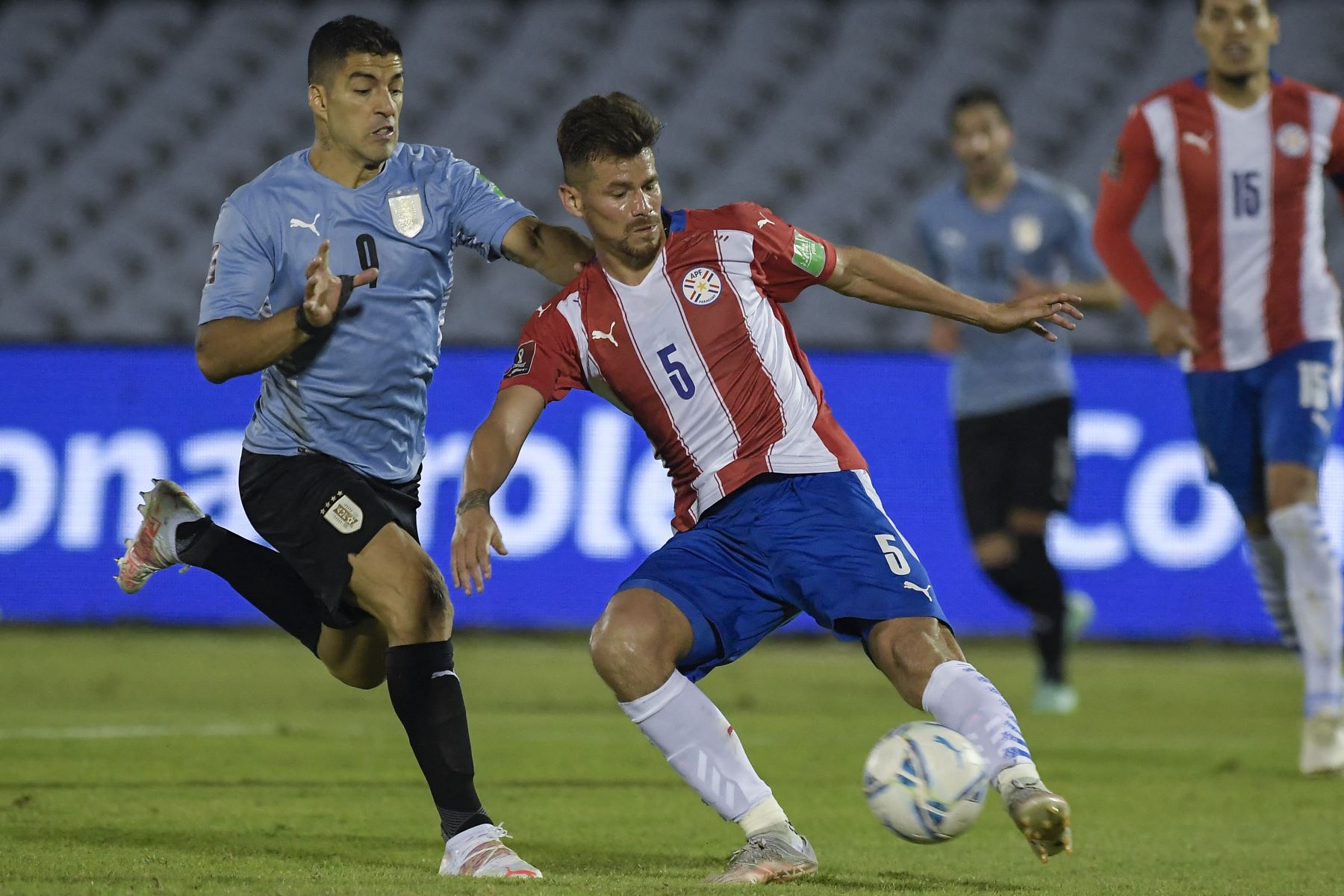 El uruguayo Luis Suárez y el paraguayo Gastón Giménez compiten por el balón durante partido por las Eliminatorias Qatar 2022. Foto: AFP