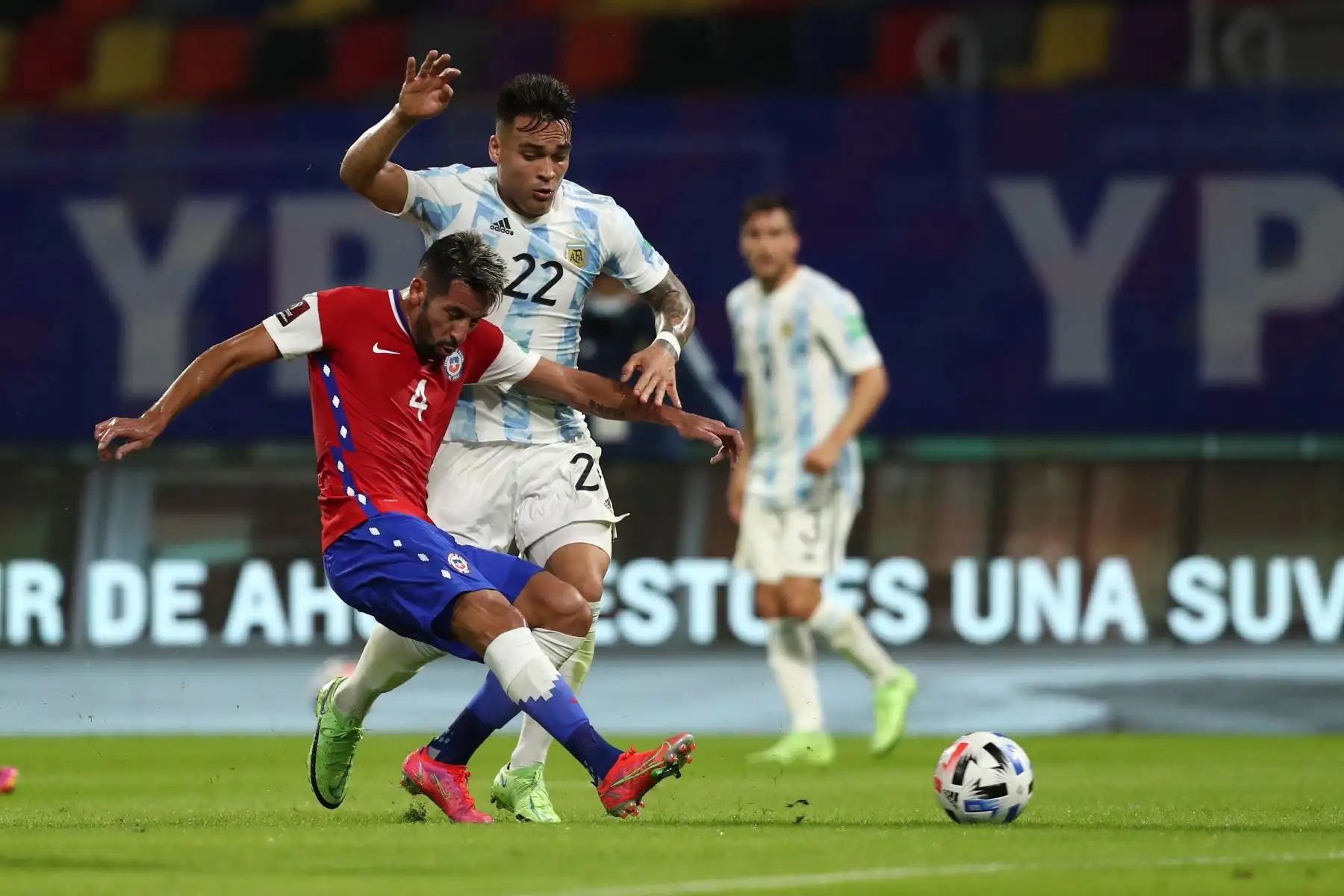 Lautaro Martínez de Argentina disputa un balón con Mauricio Isla de Chile durante partido por las Eliminatorias a Qatar 2022. en el estadio Único, en el estadio Santiago del Estero. Foto: EFE