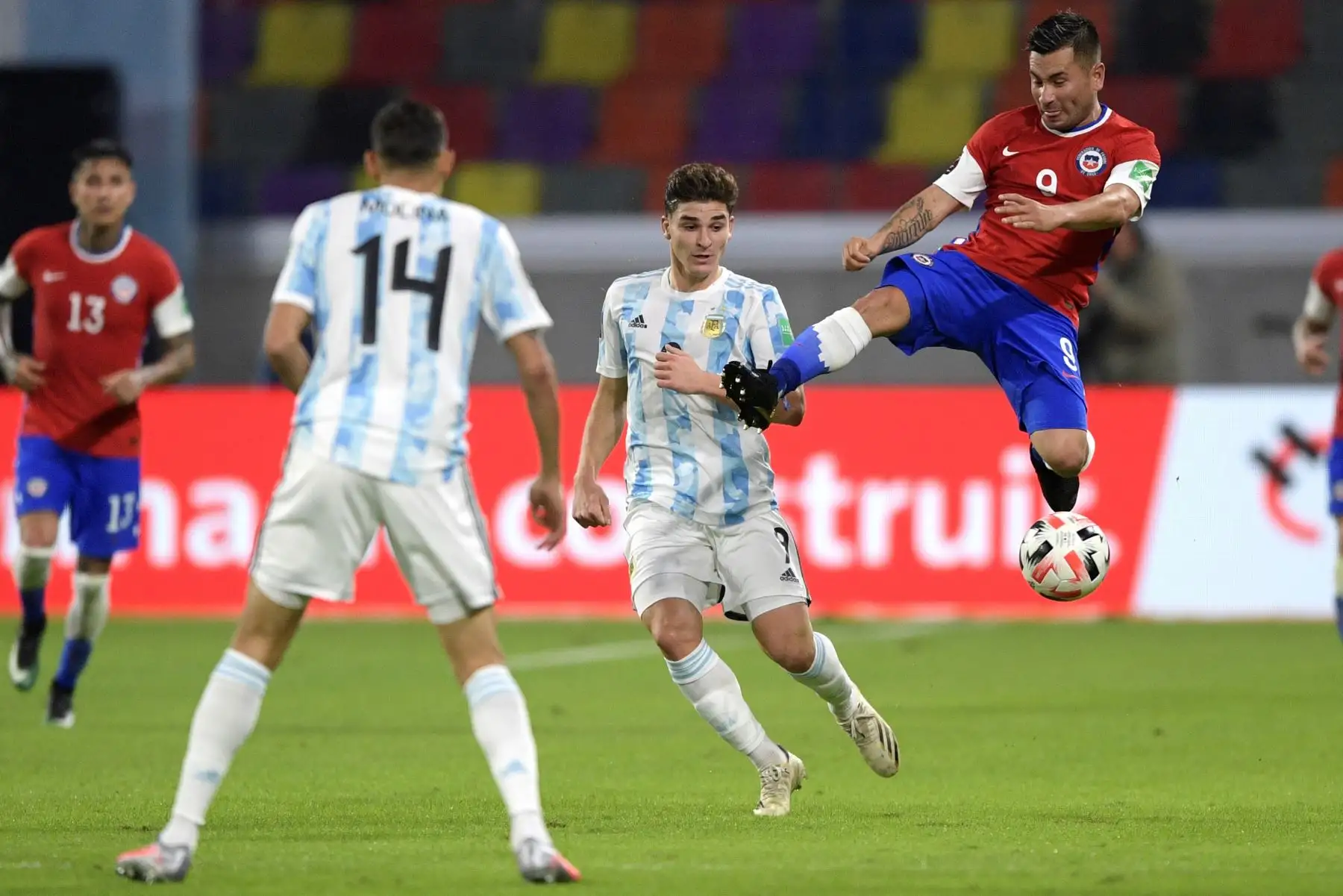 El jugador Julián Álvarez de Argentina disputa el balón con Pablo Galdames de Chile durante un partido por las Eliminatorias a Qatar 2022, en el estadio Santiago del Estero. Foto: EFE