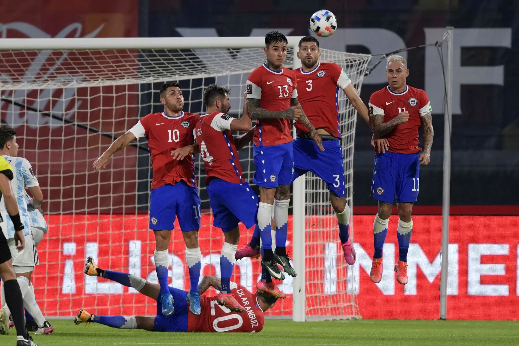Jugadores de Chile intentan bloquear un tiro libre durante un partido contra Argentina por las Eliminatorias Qatar 2022, el estadio Único de Santiago del Estero. Foto: EFE
