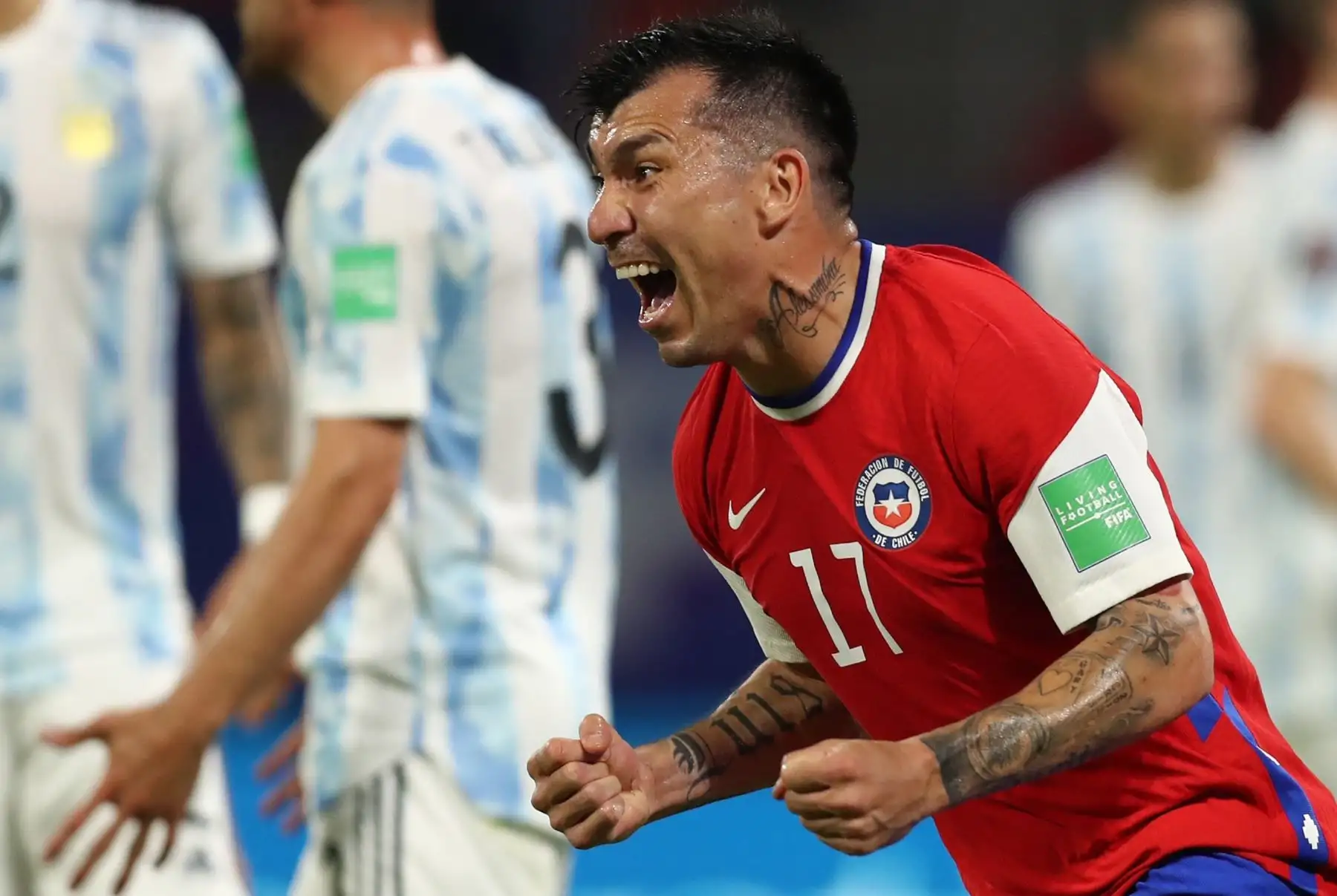 Gary Medel de Chile celebra un gol ante Argentina durante partido por las eliminatorias Qatar 2022, en el estadio Único en Santiago del Estero. Foto: EFE