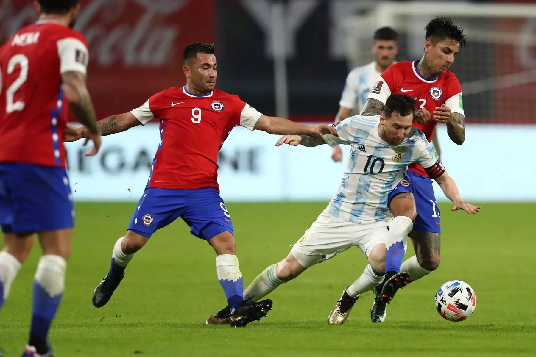 Lionel Messi de Argentina disputa un balón con Jean Meneses y Erick Pulgar de Chile durante partido por Eliminatorias Qatar 2022, en el estadio Único en Santiago del Estero. Foto: EFE
