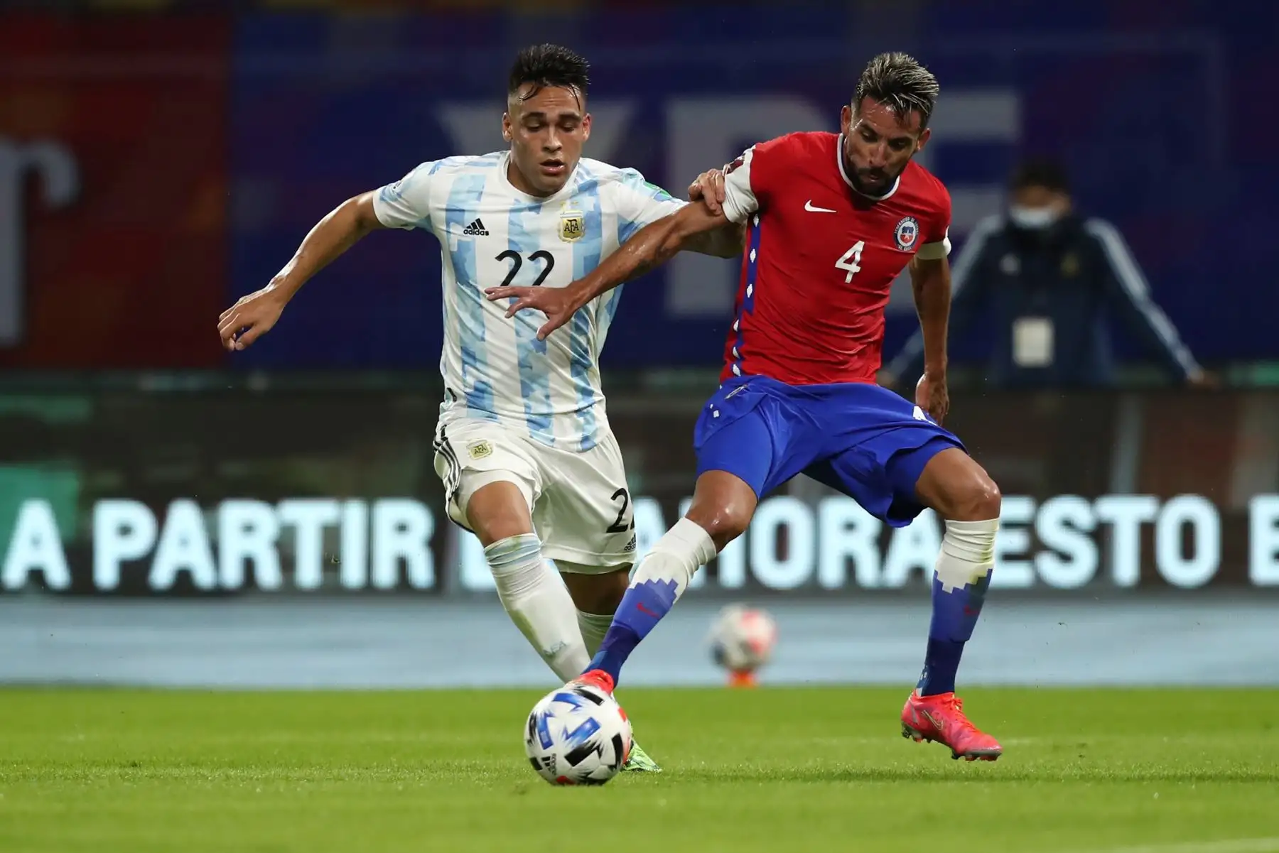 Lautaro Martínez de Argentina disputa un balón con Mauricio Isla de Chile durante partido por las Eliminatorias Qatar 2022, en el estadio Único en Santiago del Estero. Foto: EFE