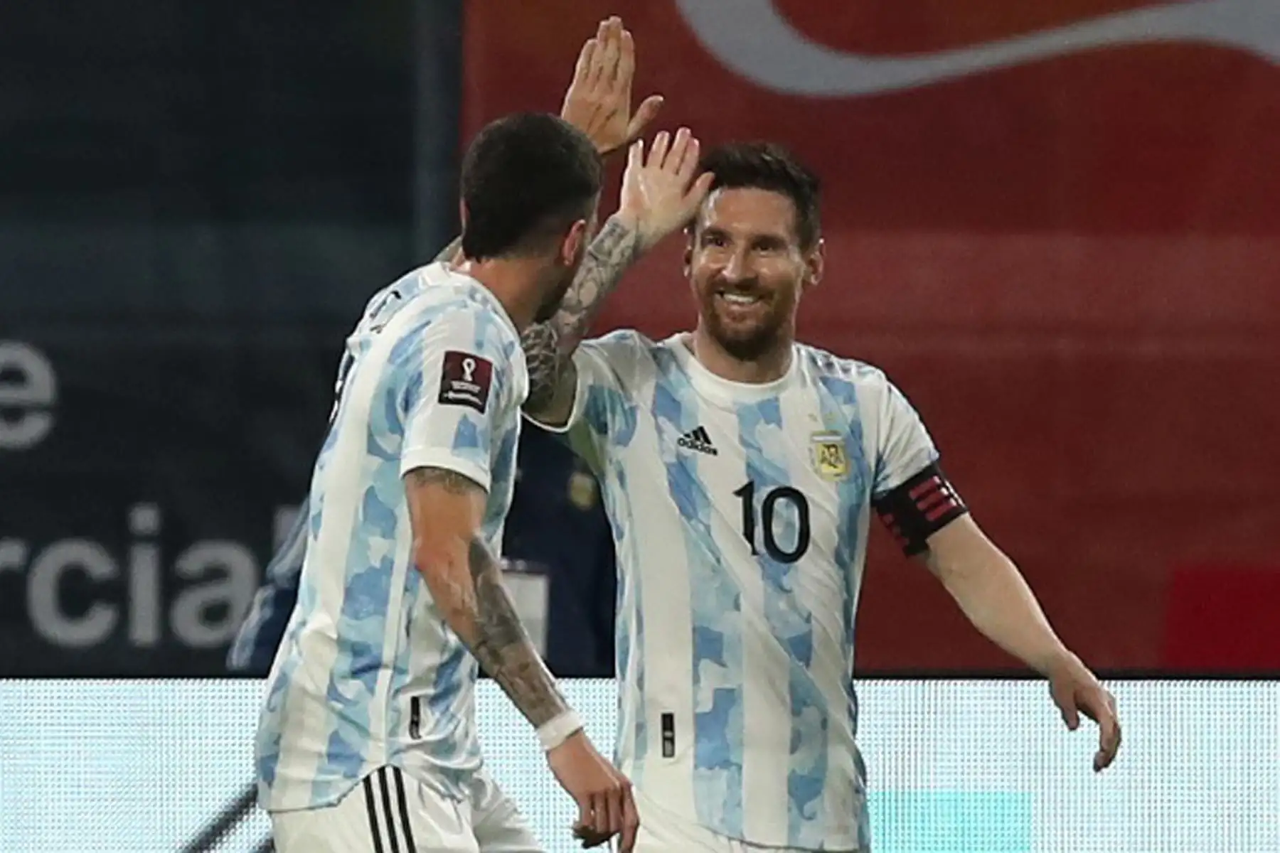 El jugador Lionel Messi de Argentina celebra con sus compañeros tras anotar contra Chile durante partido por las Eliminatorias Qatar 2022, en el estadio Único de Santiago del Estero. Foto: EFE