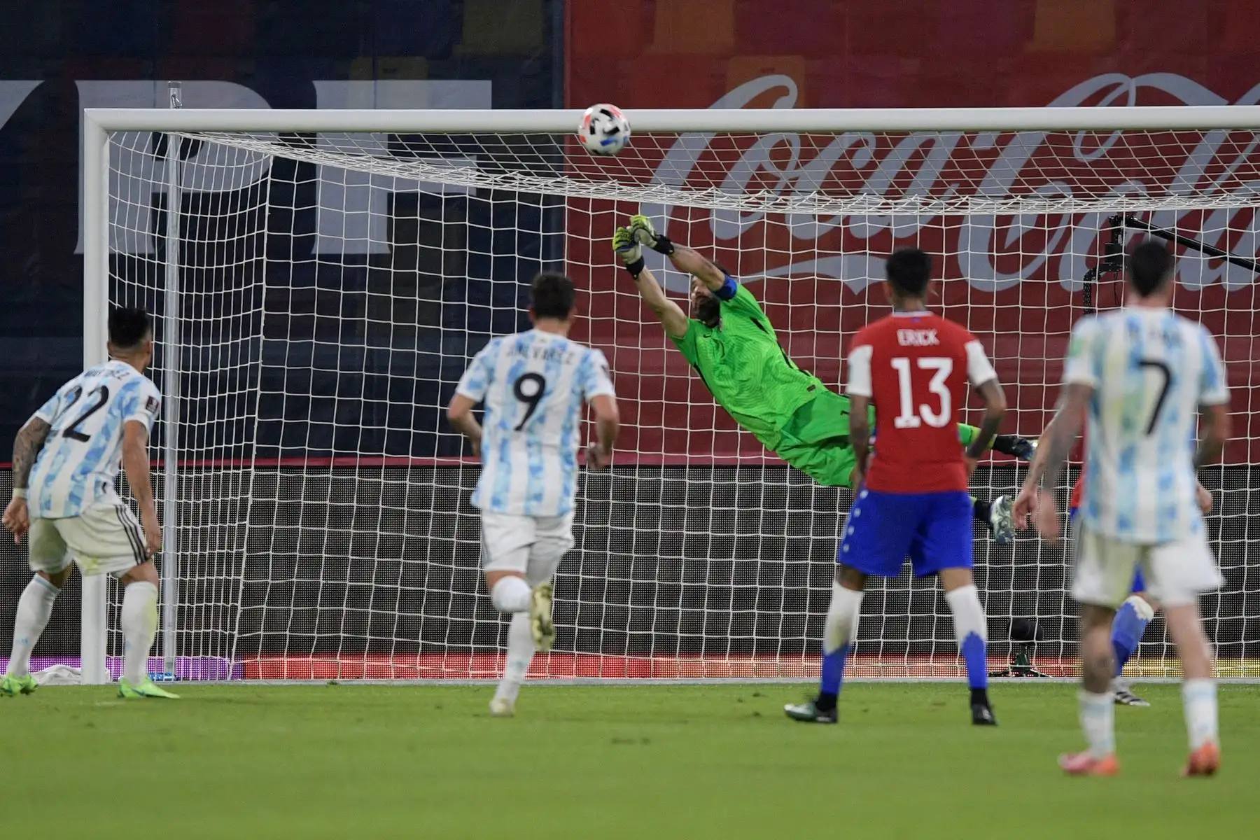 El arquero Claudio Bravo de Chile despeja un balón durante un partido contra Argentina por las Eliminatorias Qatar 2022, en el estadio Único de Santiago del Estero. Foto: EFE