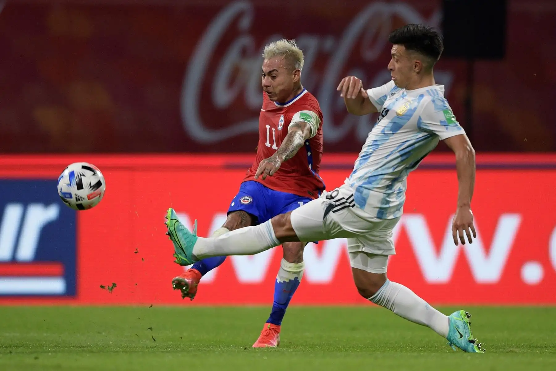 Lisandro Martínez de Argentina disputa un balón con Eduardo Vargas de Chile durante un partido por las Eliminatorias Qatar 202, en el estadio Único de Santiago del Estero. Foto: EFE