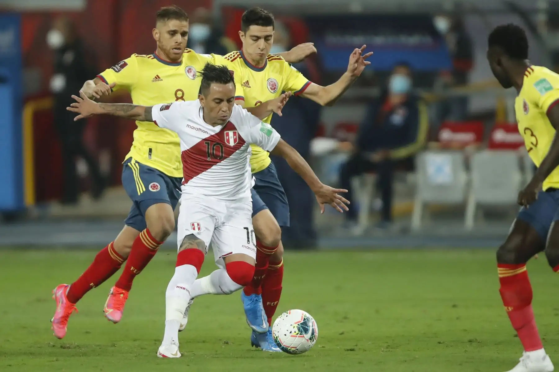El jugador Christian Cueva  de la selección Peruana se enfrenta a jugadores de la Selección de Colombia  por la jornada 7 de las Eliminatorias Qatar 2022 en el estadio Nacional de Lima, Perú.
 Foto: Pool/FPF