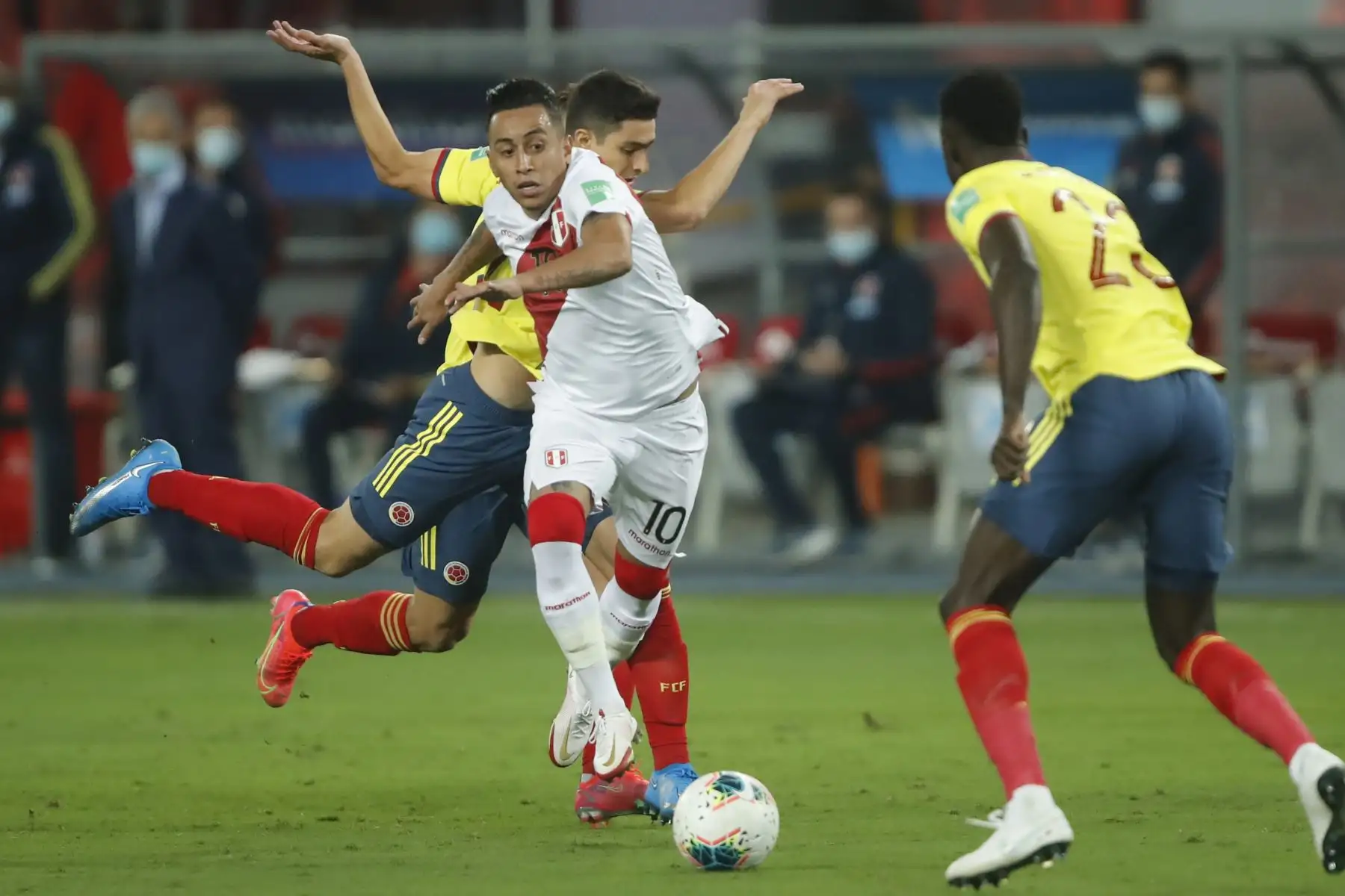 El jugador Christian Cueva  de la selección Peruana se enfrenta a jugadores de la Selección de Colombia  por la jornada 7 de las Eliminatorias Qatar 2022 en el estadio Nacional de Lima, Perú.
 Foto: Pool/FPF