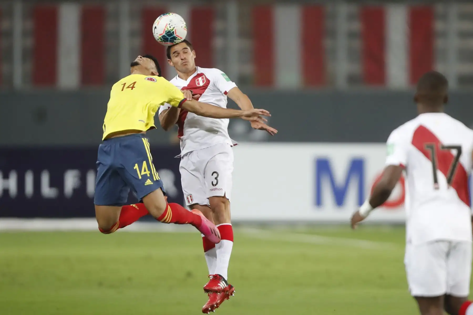 El jugador Aldo Corzo de la selección Peruana se enfrenta al jugador L Díaz de la Selección de Colombia  por la jornada 7 de las Eliminatorias Qatar 2022 en el estadio Nacional de Lima, Perú.
 Foto: Pool/FPF