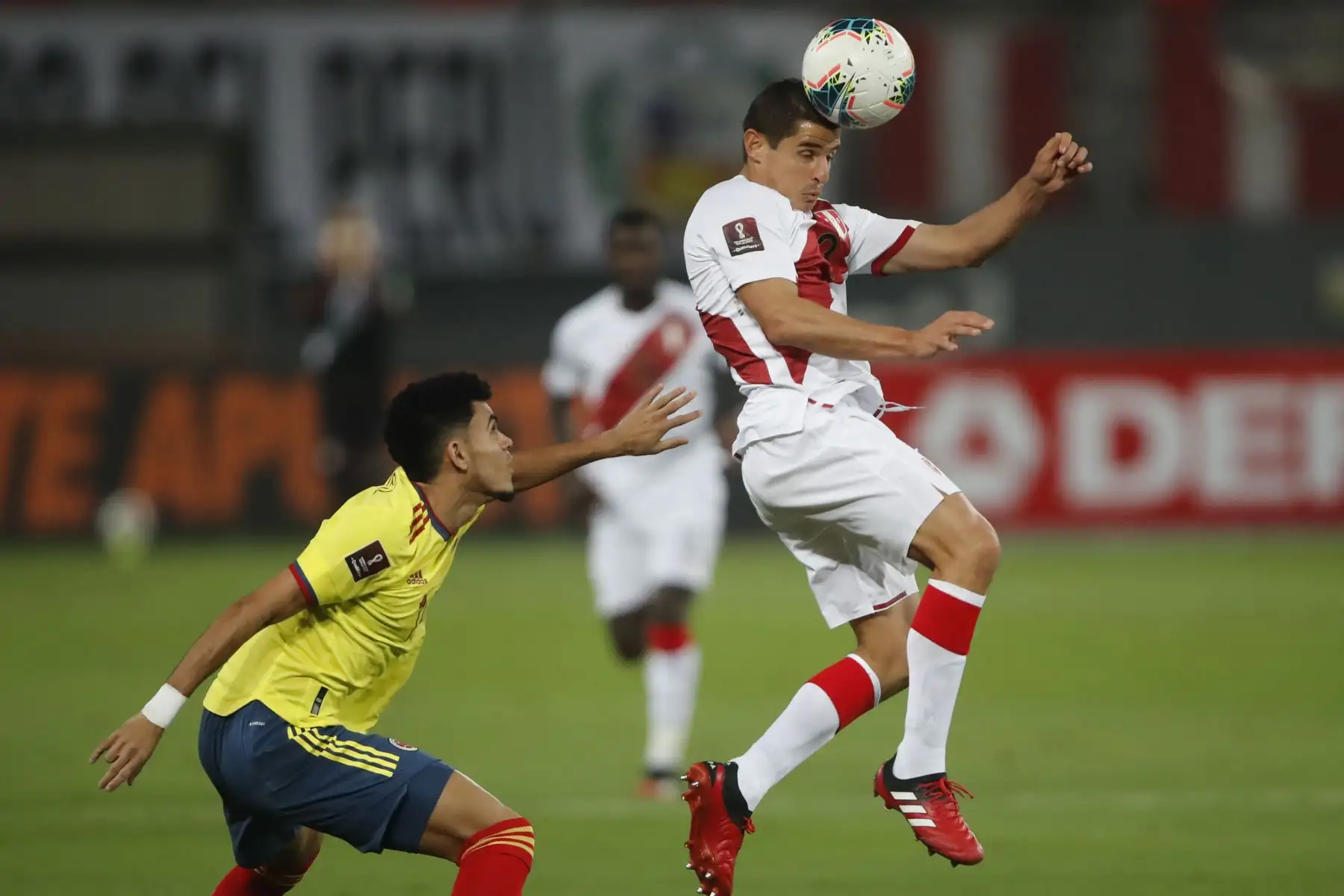 El jugador Aldo Corzo de la selección Peruana se enfrenta al jugador de la Selección de Colombia  por la jornada 7 de las Eliminatorias Qatar 2022 en el estadio Nacional de Lima, Perú.
 Foto: Pool/FPF