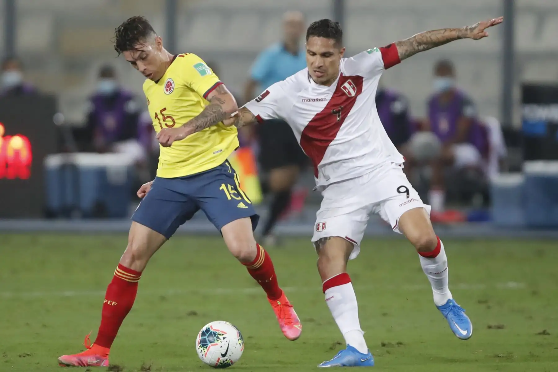 El jugador Paolo Guerrero de la selección Peruana se enfrenta al jugador M. Uribe de la Selección de Colombia  por la jornada 7 de las Eliminatorias Qatar 2022 en el estadio Nacional de Lima, Perú.
 Foto: Pool/FPF