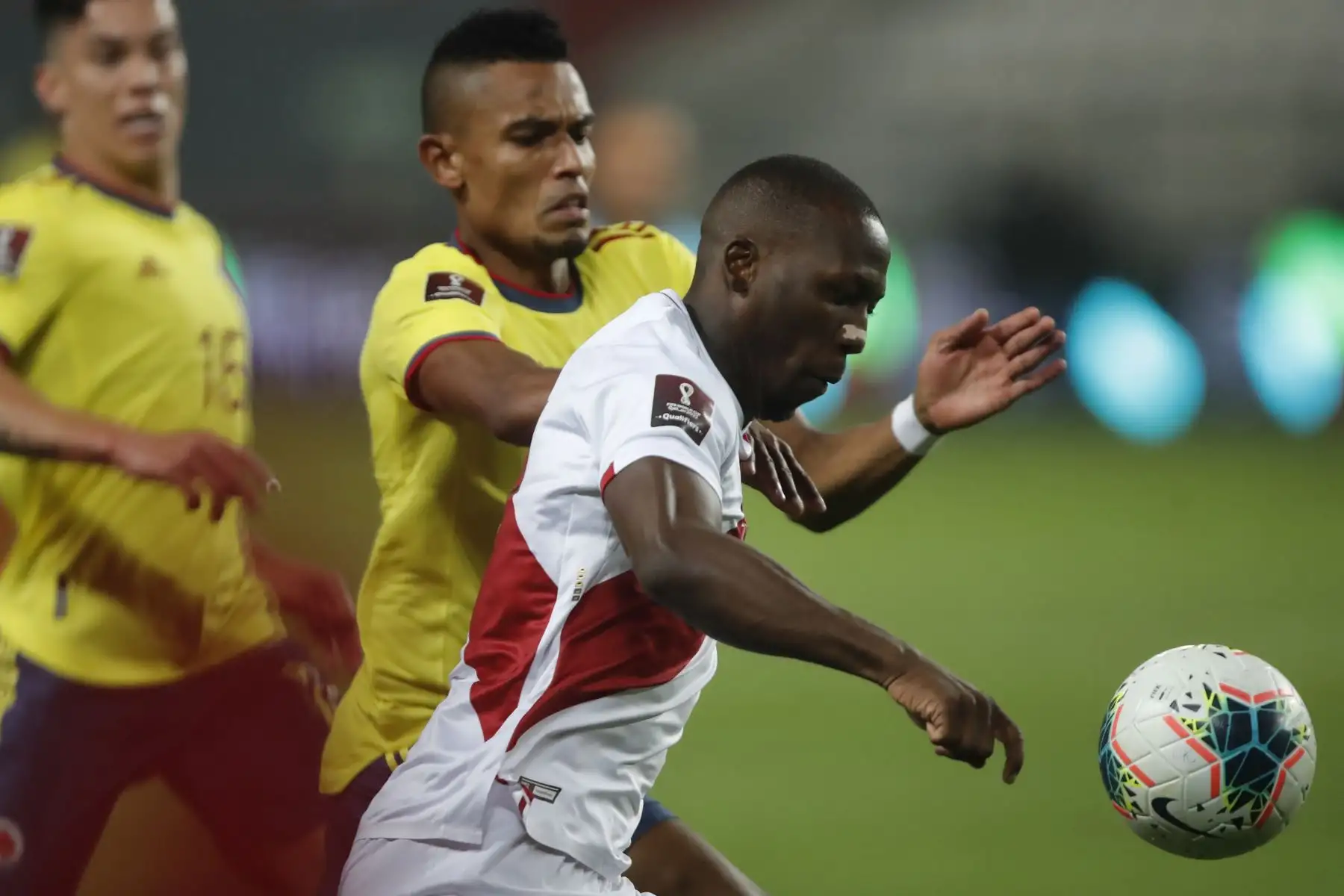 El jugador Luis Advíncula   de la selección Peruana se enfrenta al jugador W. Tesillo de la Selección de Colombia  por la jornada 7 de las Eliminatorias Qatar 2022 en el estadio Nacional de Lima, Perú.
 Foto: Pool/FPF