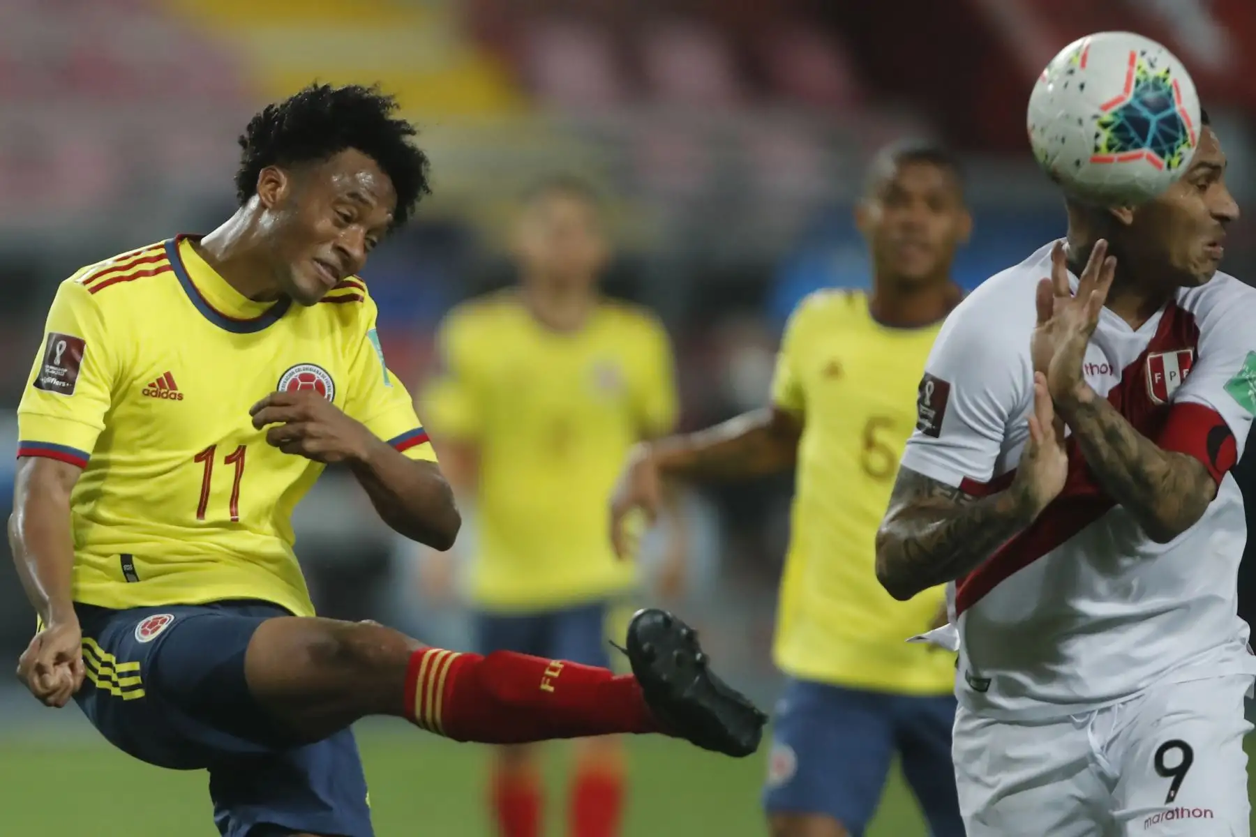 El jugador Paolo Guerrero de la selección Peruana se enfrenta al jugador J. Cuadrado de la Selección de Colombia  por la jornada 7 de las Eliminatorias Qatar 2022 en el estadio Nacional de Lima, Perú.
 Foto: Pool/FPF