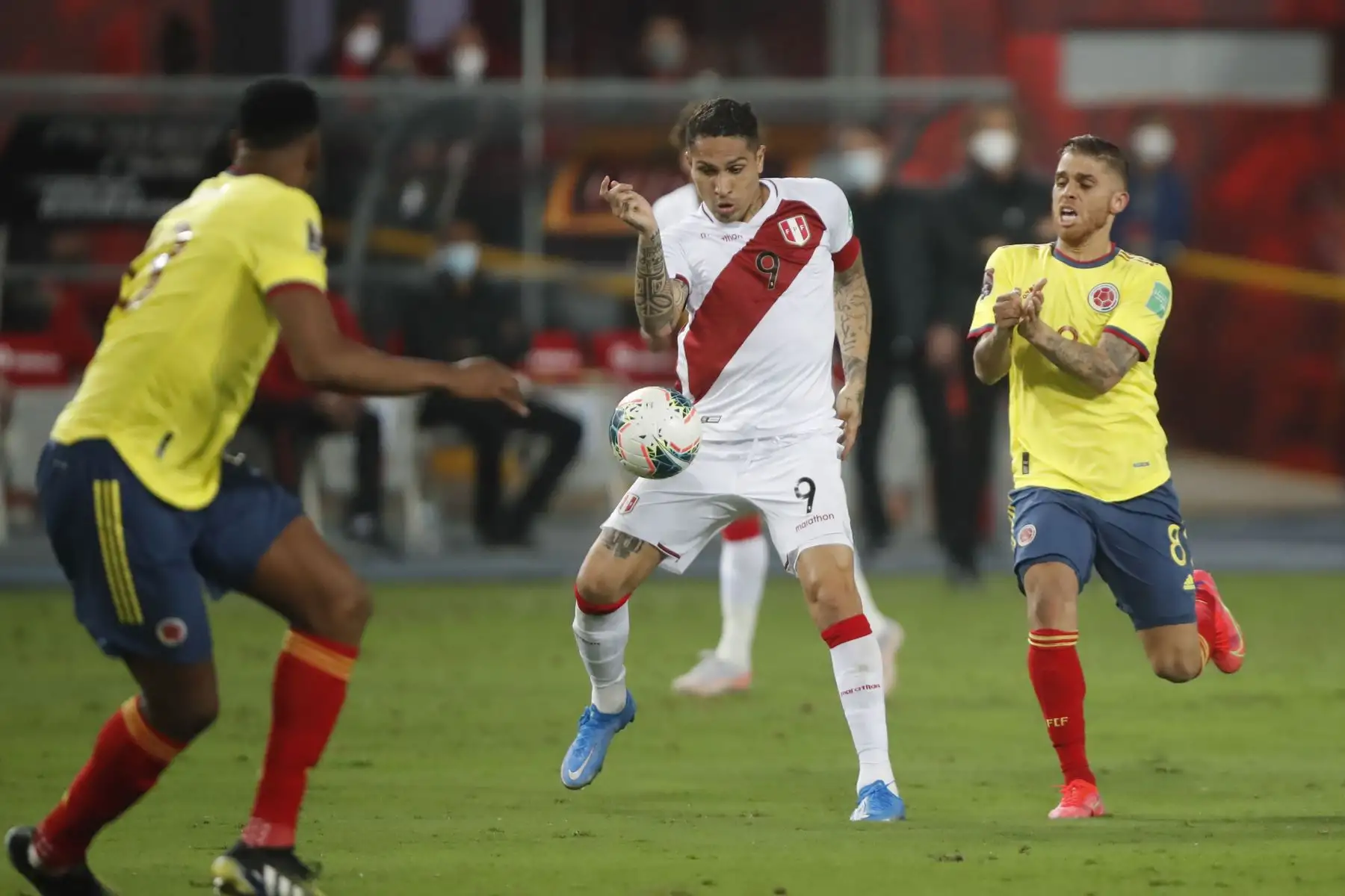 El jugador Paolo Guerrero de la selección Peruana se enfrenta a jugadores de la Selección de Colombia  por la jornada 7 de las Eliminatorias Qatar 2022 en el estadio Nacional de Lima, Perú.
 Foto: Pool/FPF