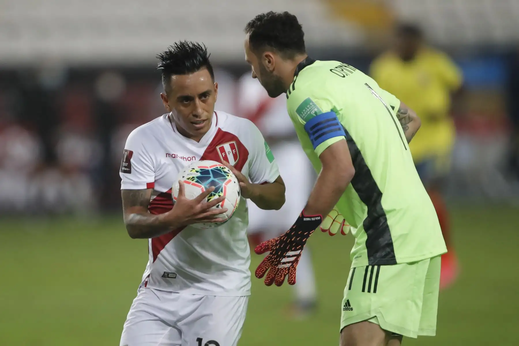 El jugador Christian Cueva  de la selección Peruana se enfrenta al arquero D. Ospina, de la Selección de Colombia  por la jornada 7 de las Eliminatorias Qatar 2022 en el estadio Nacional de Lima, Perú.
 Foto: Pool/FPF