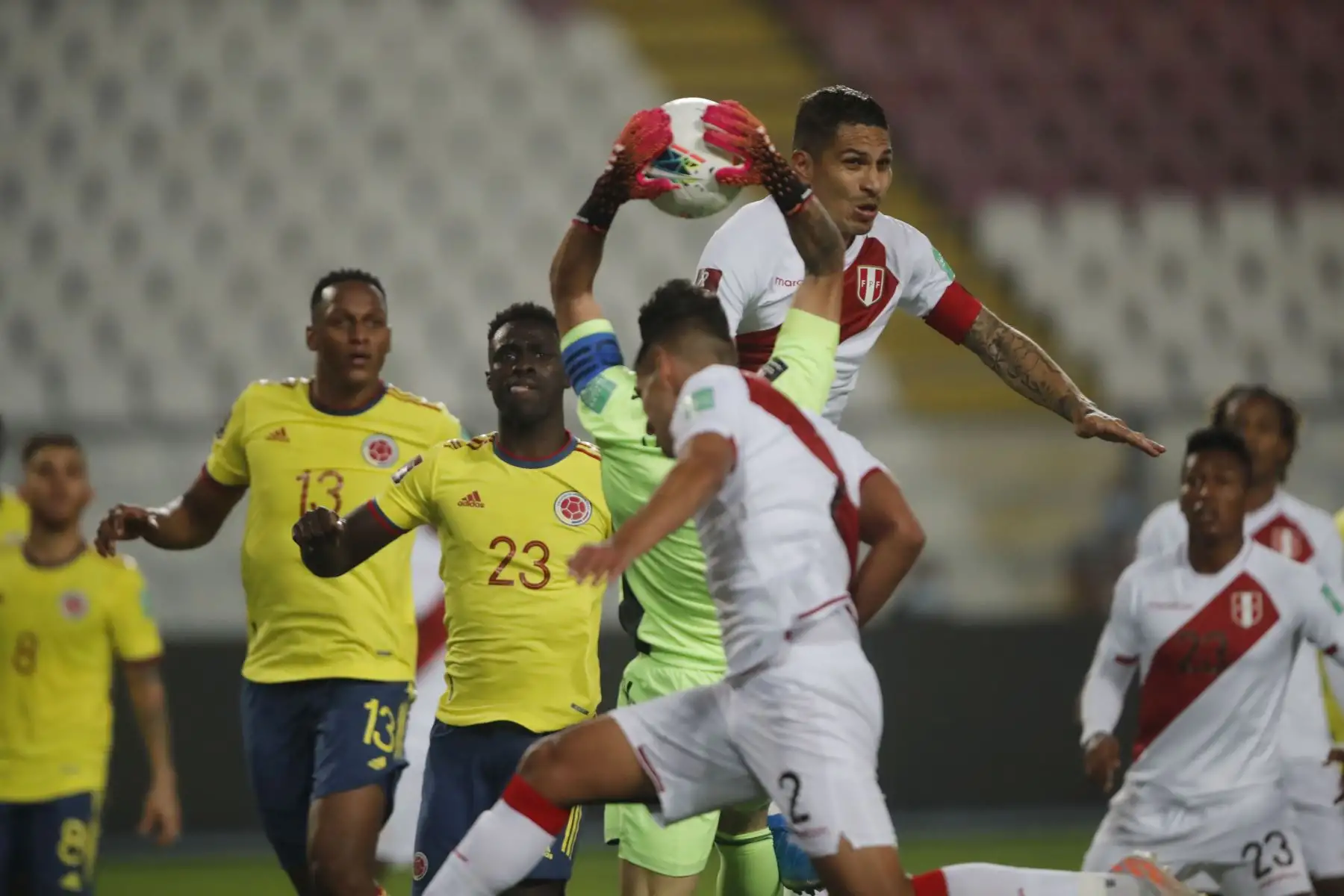 El jugador Paolo Guerrero de la selección Peruana se enfrenta a jugadores de la Selección de Colombia  por la jornada 7 de las Eliminatorias Qatar 2022 en el estadio Nacional de Lima, Perú.
 Foto: Pool/FPF