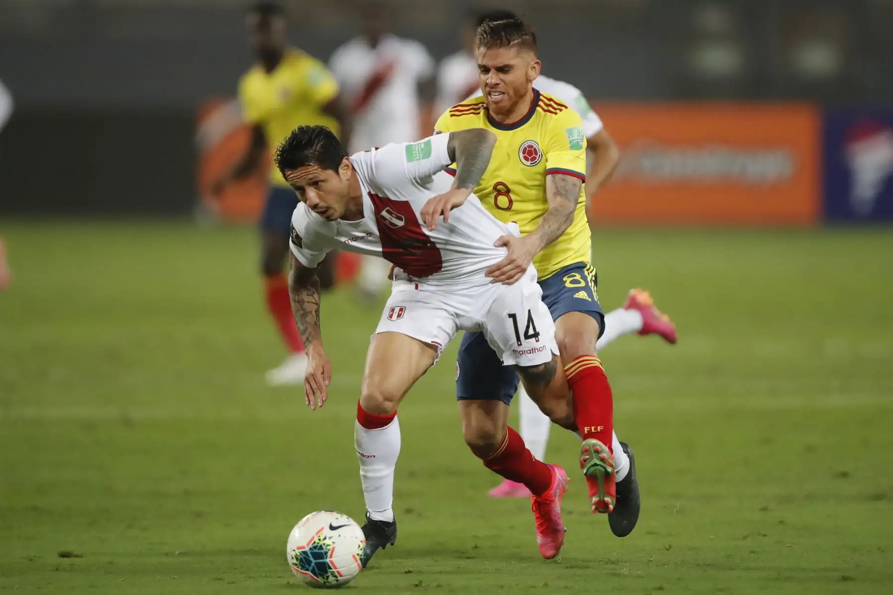 El jugador Gianluca Lapadula de la selección Peruana se enfrenta al jugador G. Cuellar de la Selección de Colombia  por la jornada 7 de las Eliminatorias Qatar 2022 en el estadio Nacional de Lima, Perú.
 Foto: Pool/FPF
