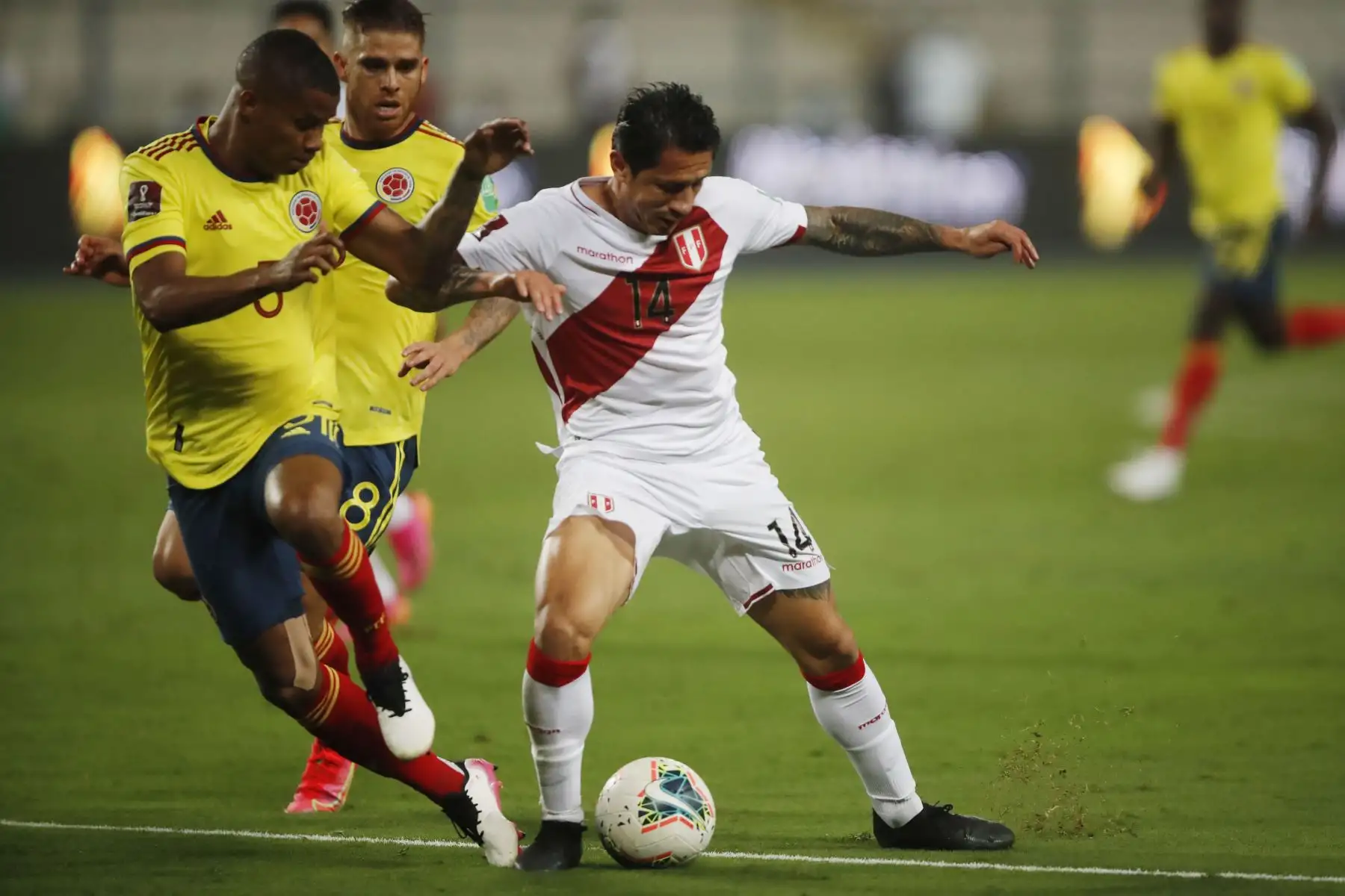 El jugador Gianluca Lapadula de la selección Peruana se enfrenta al jugador de la Selección de Colombia  por la jornada 7 de las Eliminatorias Qatar 2022 en el estadio Nacional de Lima, Perú.
 Foto: Pool/FPF