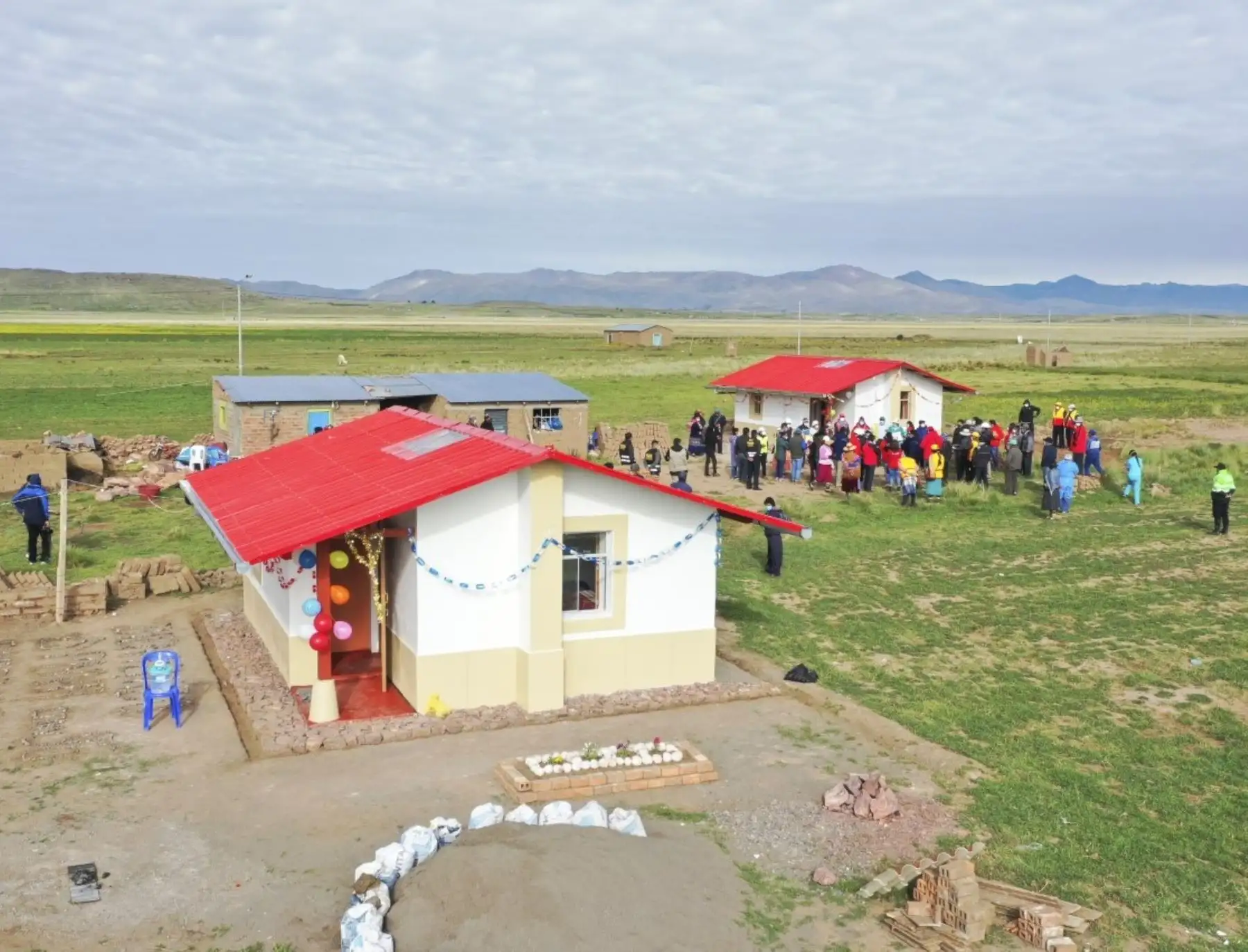 Ministerio de Vivienda construye más viviendas bioclimáticas para combatir las heladas y solo en mayo edificó 2,367 unidades.