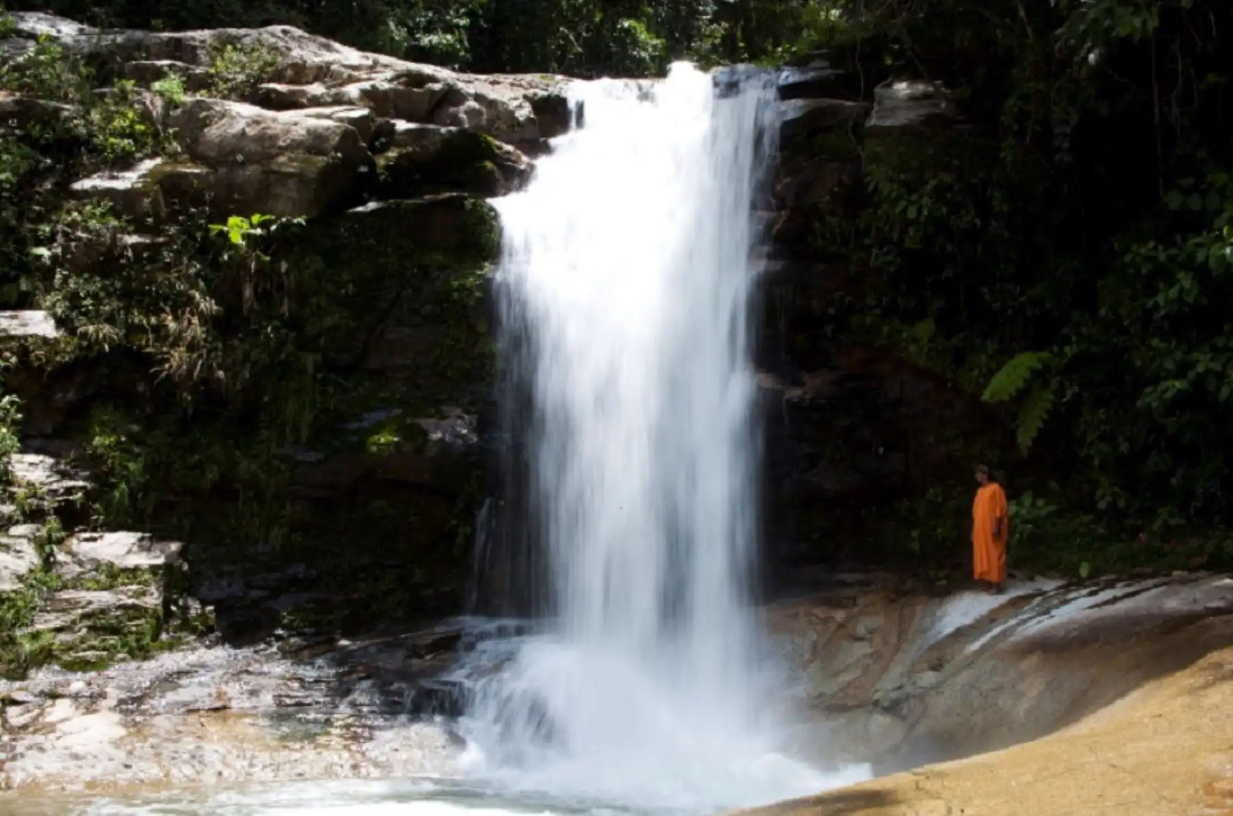 Catarata Imperitaja, localizada en el distrito de Pangoa, en la provincia de Satipo. El nombre de esta caída de agua se traduce como “Tina de Piedra” y presenta una altura de 16 metros. Las aguas de la catarata, se precipitan hacia una poza natural de cinco metros de profundidad. Foto: Promperú