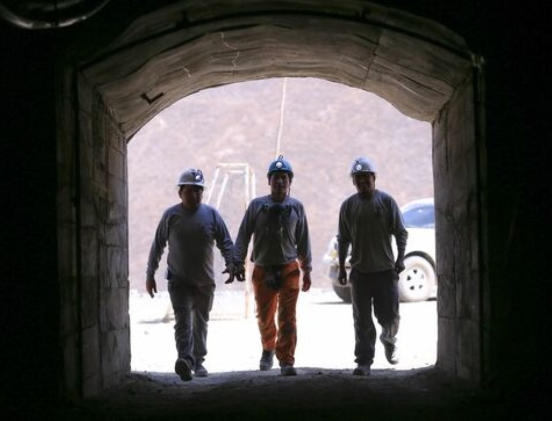 Estado formaliza a más de 900 pequeños mineros y mineros artesanales de Cusco.