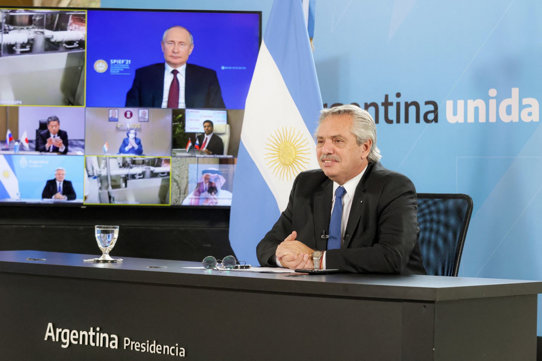 Argentina ha aplicado hasta ahora a su población 10.4 millones de dosis de diferentes vacunas, entre estas la Sputnik V, pero también la de AstraZeneca y la de Sinopharm. Foto: AFP.
