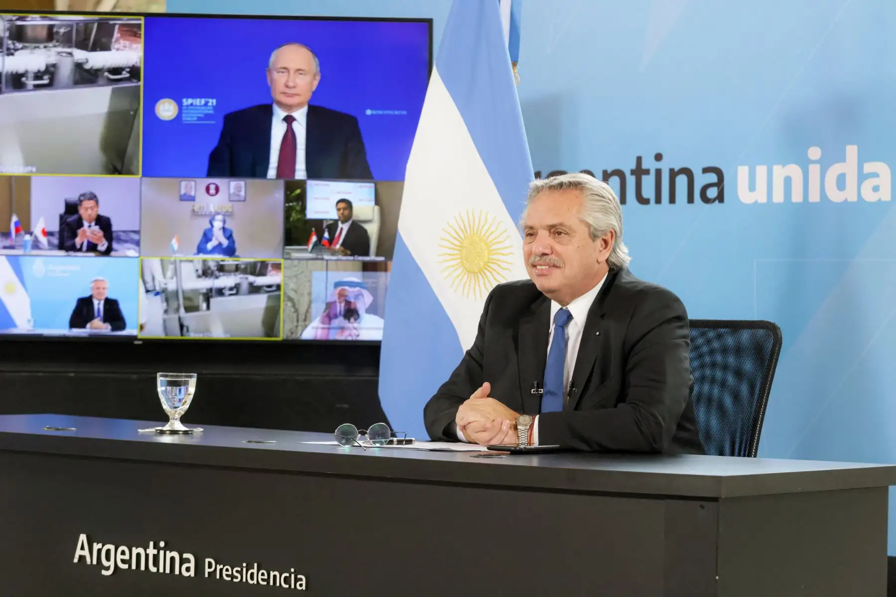 Argentina ha aplicado hasta ahora a su población 10.4 millones de dosis de diferentes vacunas, entre estas la Sputnik V, pero también la de AstraZeneca y la de Sinopharm. Foto: AFP.