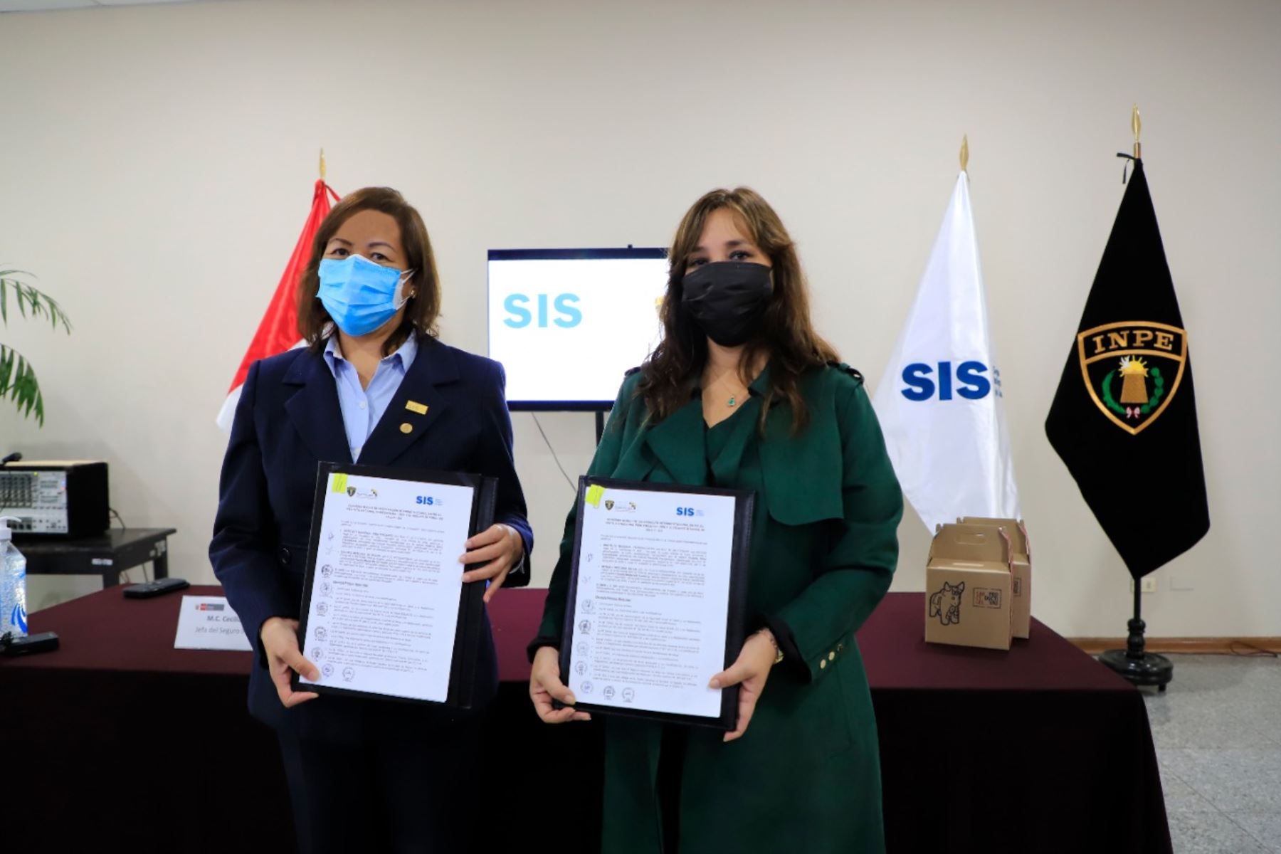 El convenio marco los suscribieron la jefa del SIS, Cecilia Má Cárdenas, y la jefa del Inpe, Susana Silva Hasembank.