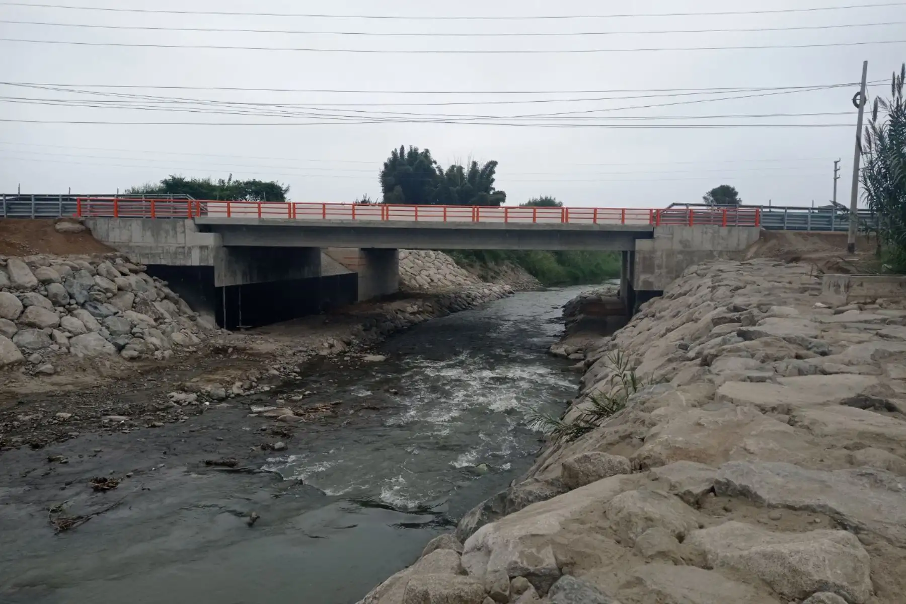 El nuevo puente Fortaleza mide 24.90 metros y ha sido construido empleando pilotes excavados a profundidad. Foto: ANDINA/Aunor