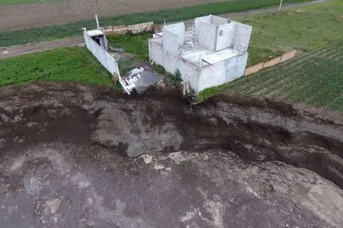 El desprendimiento se dio el sábado en un terreno de cultivo del municipio Juan C. Bonilla, a poco más de 20 kilómetros de Puebla. Foto: Efe.