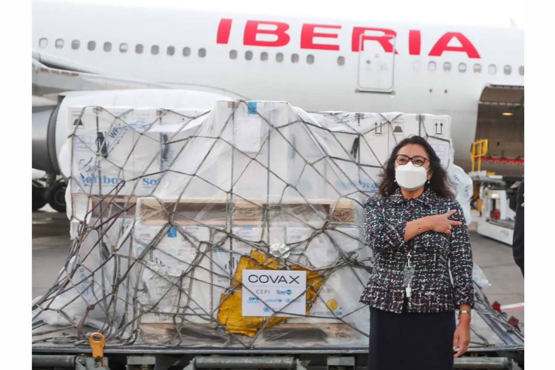 La presidenta del Consejo de Ministros, Violeta Bermúdez, junto a presentantes de la ONU y el Embajador de Suiza en Perú, supervisan el arribo de un lote de 242 mil vacunas contra la covid-19 gestionadas por el mecanismo COVAX Facility. Foto: ANDINA/PCM