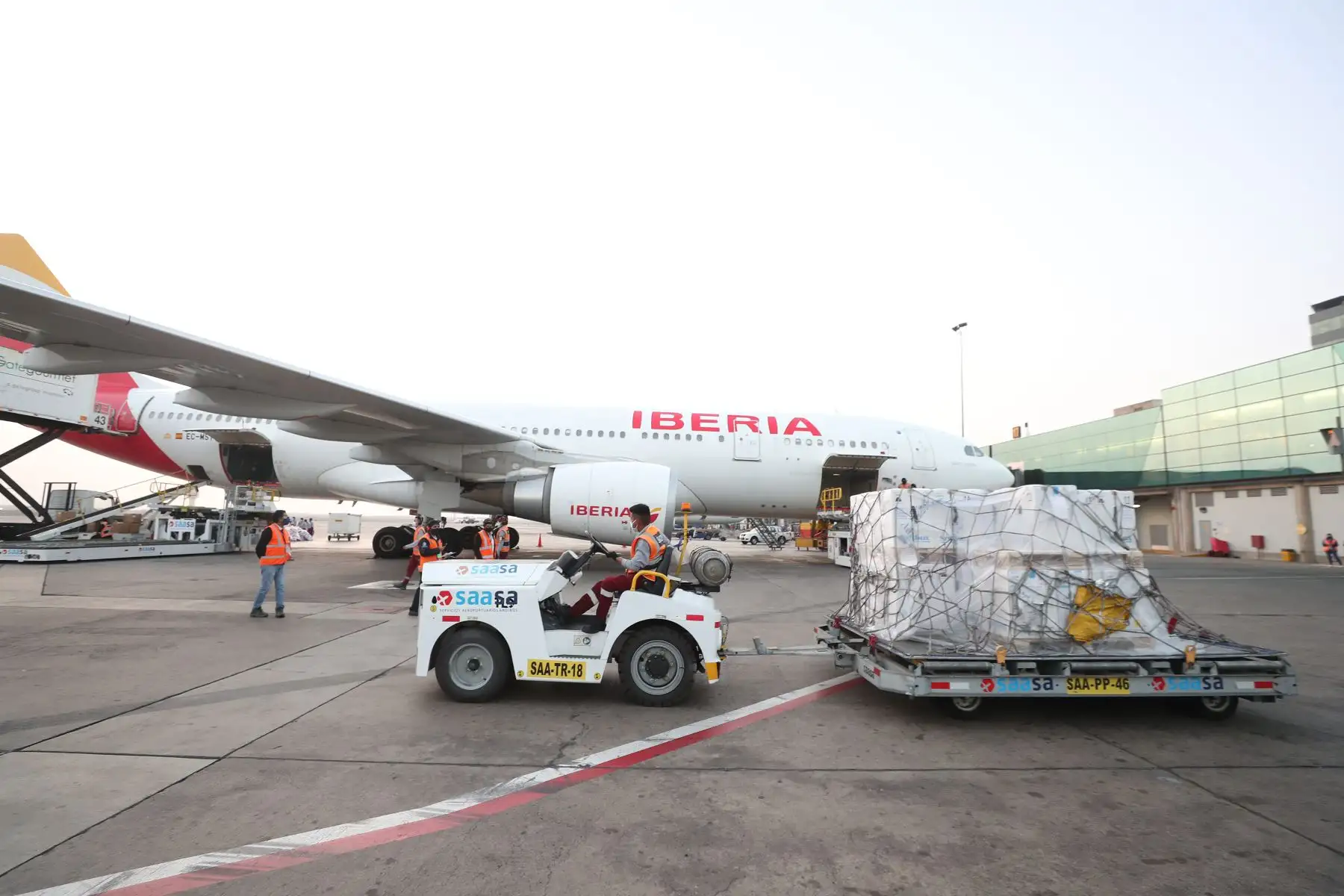La presidenta del Consejo de Ministros, Violeta Bermúdez, junto a presentantes de la ONU y el Embajador de Suiza en Perú, supervisan el arribo de un lote de 242 mil vacunas contra la covid-19 gestionadas por el mecanismo COVAX Facility. Foto: ANDINA/PCM