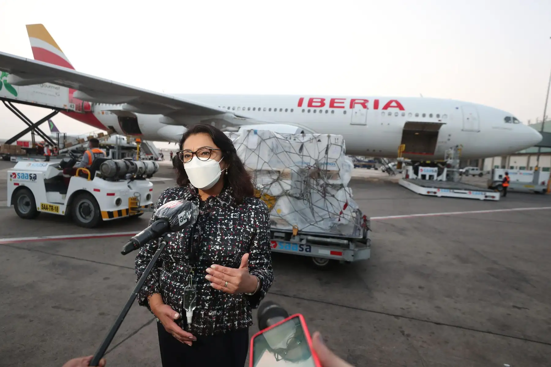 La presidenta del Consejo de Ministros, Violeta Bermúdez, junto a presentantes de la ONU y el Embajador de Suiza en Perú, supervisan el arribo de un lote de 242 mil vacunas contra la covid-19 gestionadas por el mecanismo COVAX Facility. Foto: ANDINA/PCM