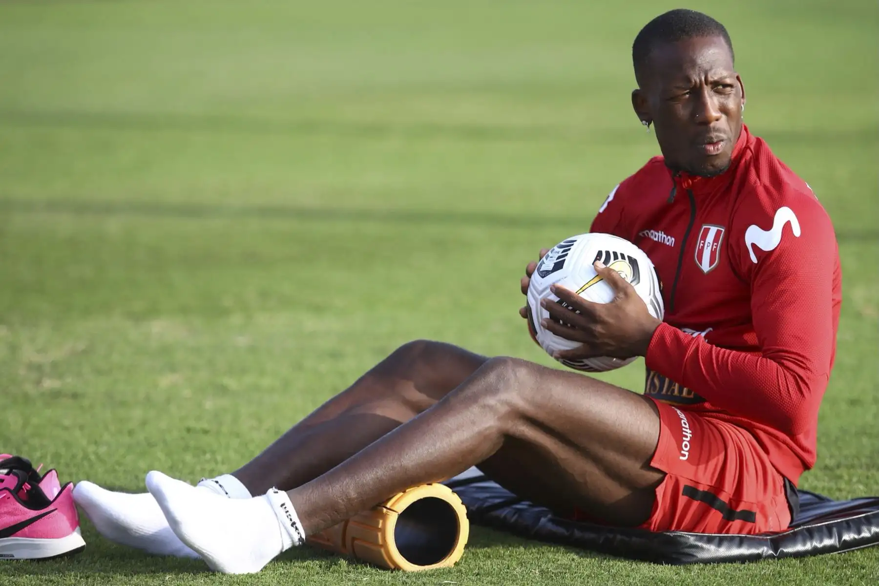 Luis Advincula de la Selección peruana retomó entrenamientos con miras al partido frente a Ecuador por las Eliminatorias Qatar 2022. Foto: FPF