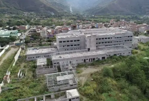 El proyecto del Hospital Bicentenario de Ayacucho registra un avance del 46% en el desarrollo del estudio de pre inversión. El futuro Hospital Bicentenario (II-1) se construirá en un área de más de 15,000 metros cuadrados y contará con 25 unidades prestadoras de servicio de salud, donde destacan los servicios de oncología, psiquiatría, y áreas especializadas como el servicio materno-infantil, entre otros.