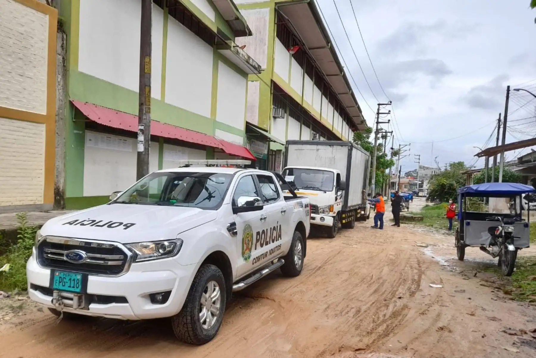 Fuerzas operativas de la Policía Nacional se han desplegado para garantizar la tranquilidad y seguridad de estas elecciones presidenciales 2021, en #Loreto. 
Foto: Policía Nacional