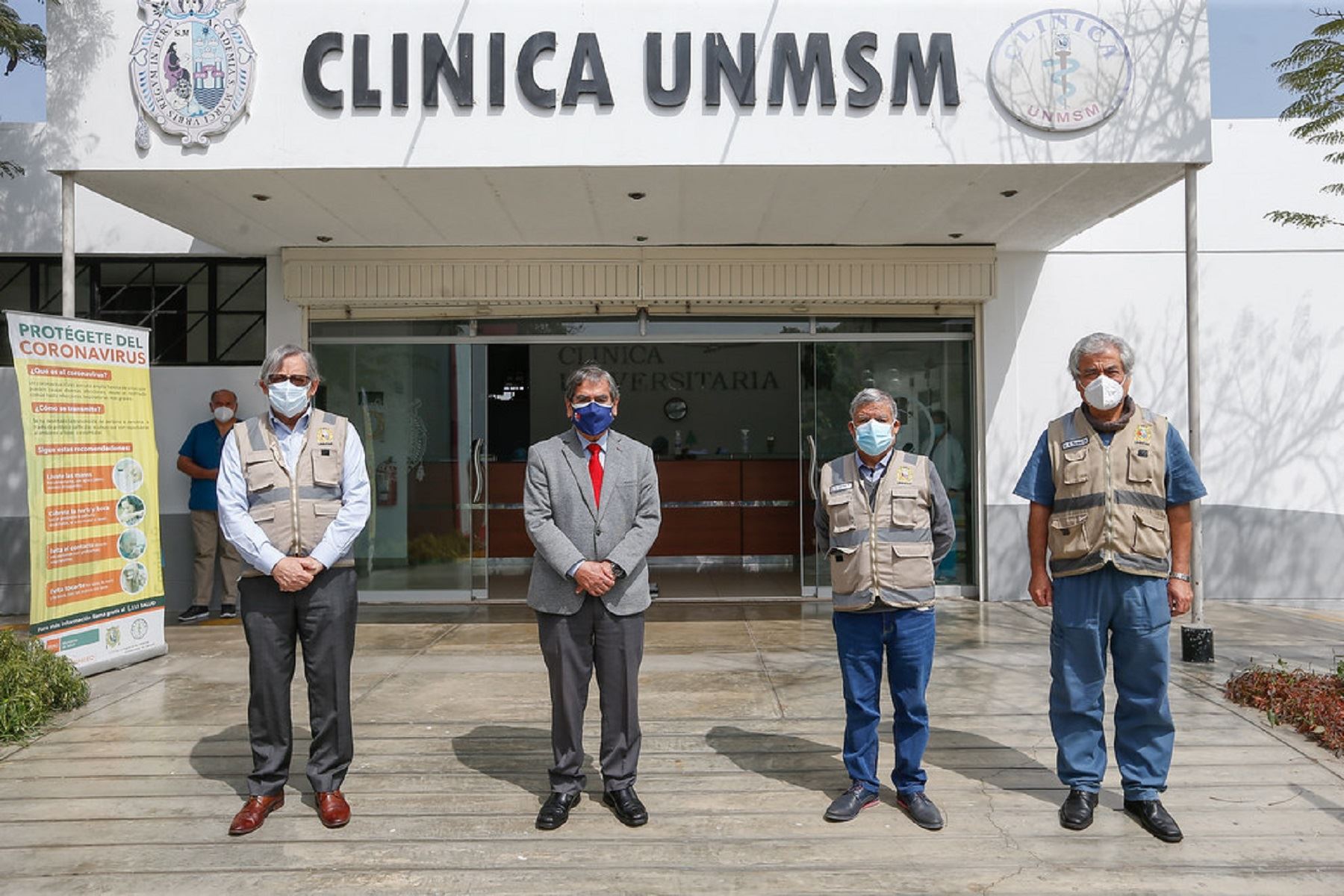 Ministro Ugarte supervisa vacunación a voluntarios de ensayo clínico de Sinopharm . Foto: difusión.