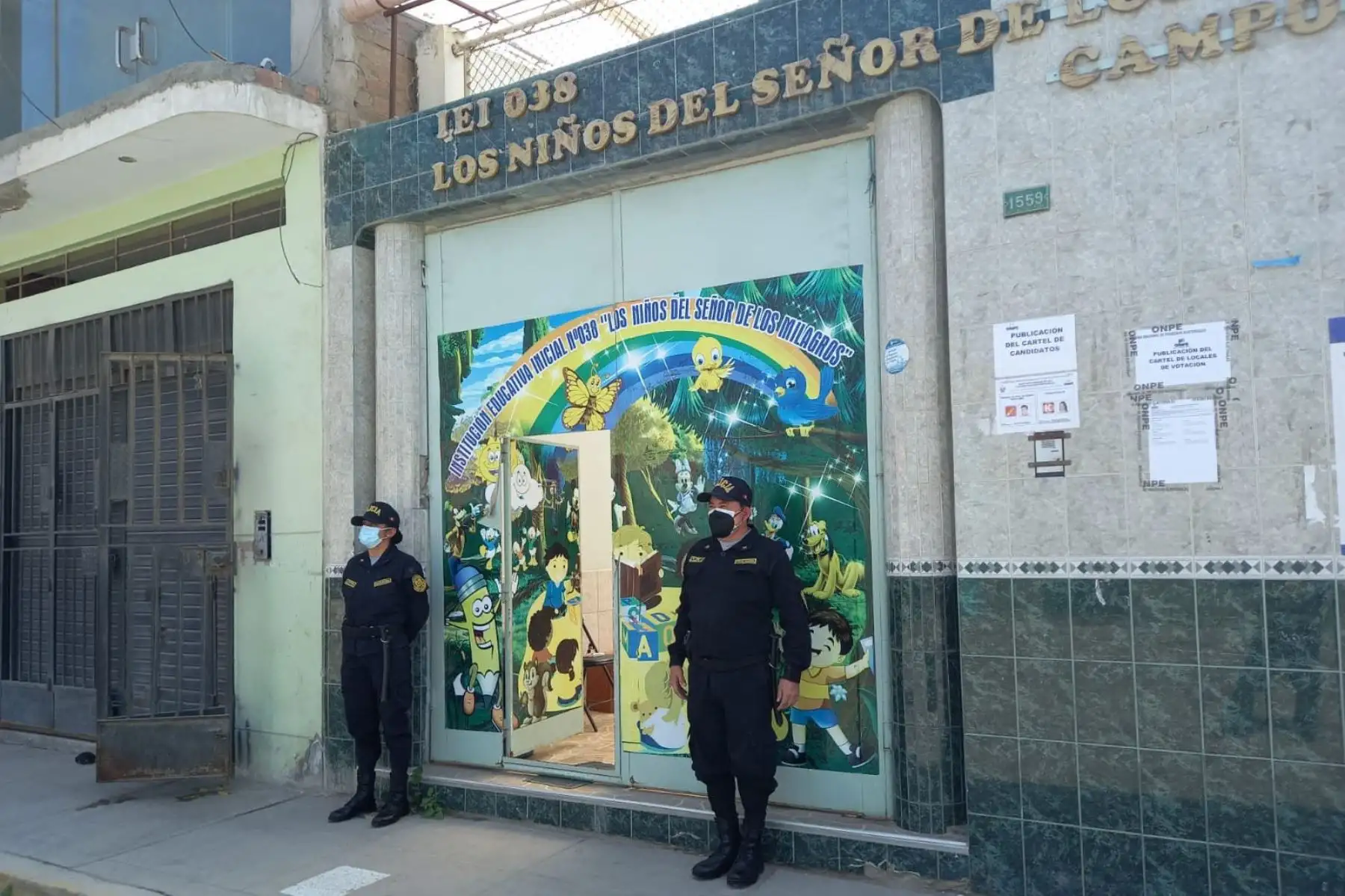 Los efectivos de la Macro Región Policial Lambayeque ya se encuentran instalado en los diferentes locales de votación para garantizar la seguridad de esta Segunda Elección Presidencial 2021.
Foto: Policía Nacional