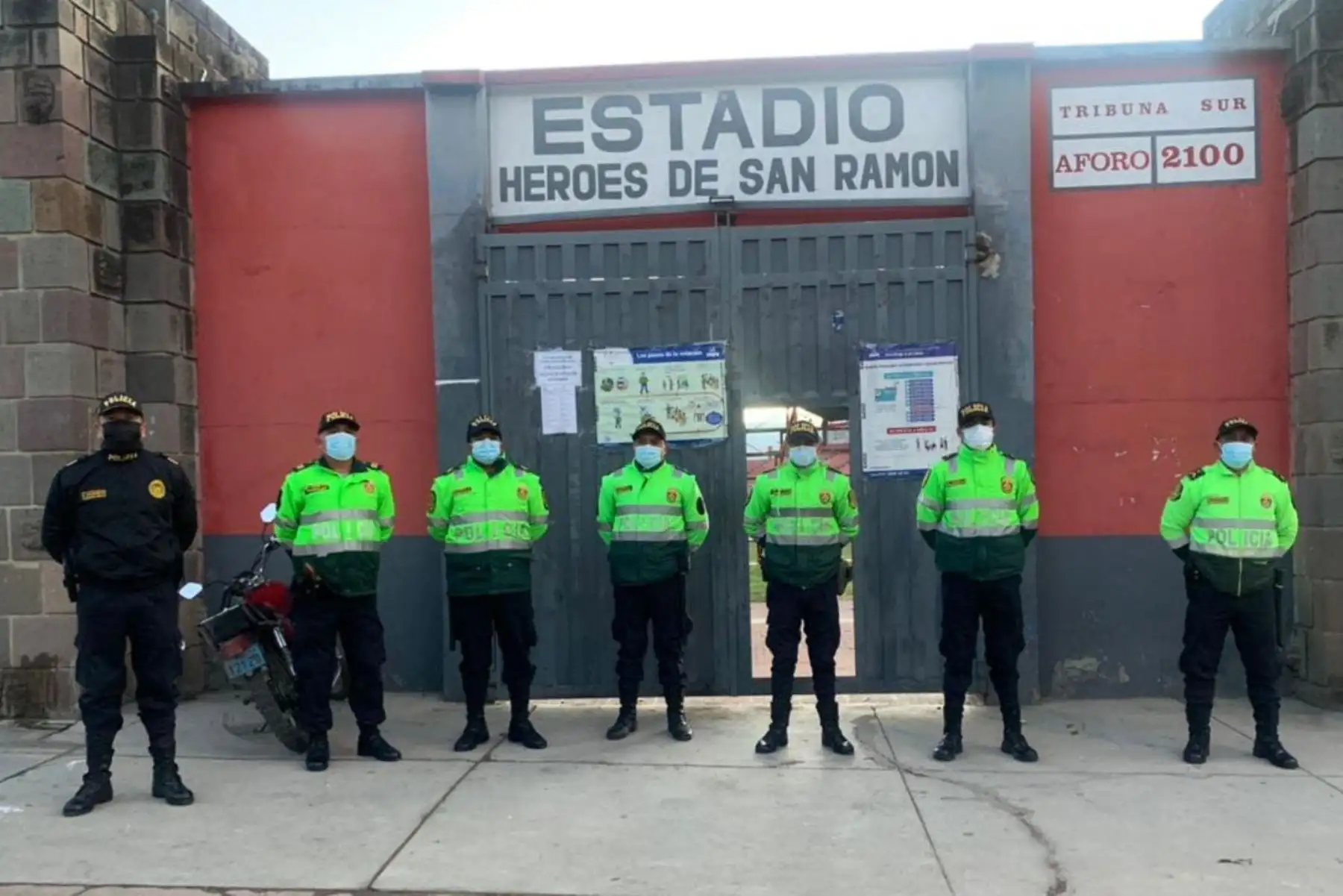 En Cajamarca, efectivos de diversas unidades operativas resguardan, las 24 horas del día, los principales centros de votación a fin de garantizar los comicios electorales durante esta Segunda Elección Presidencial2021. 
Foto: Policía Nacional