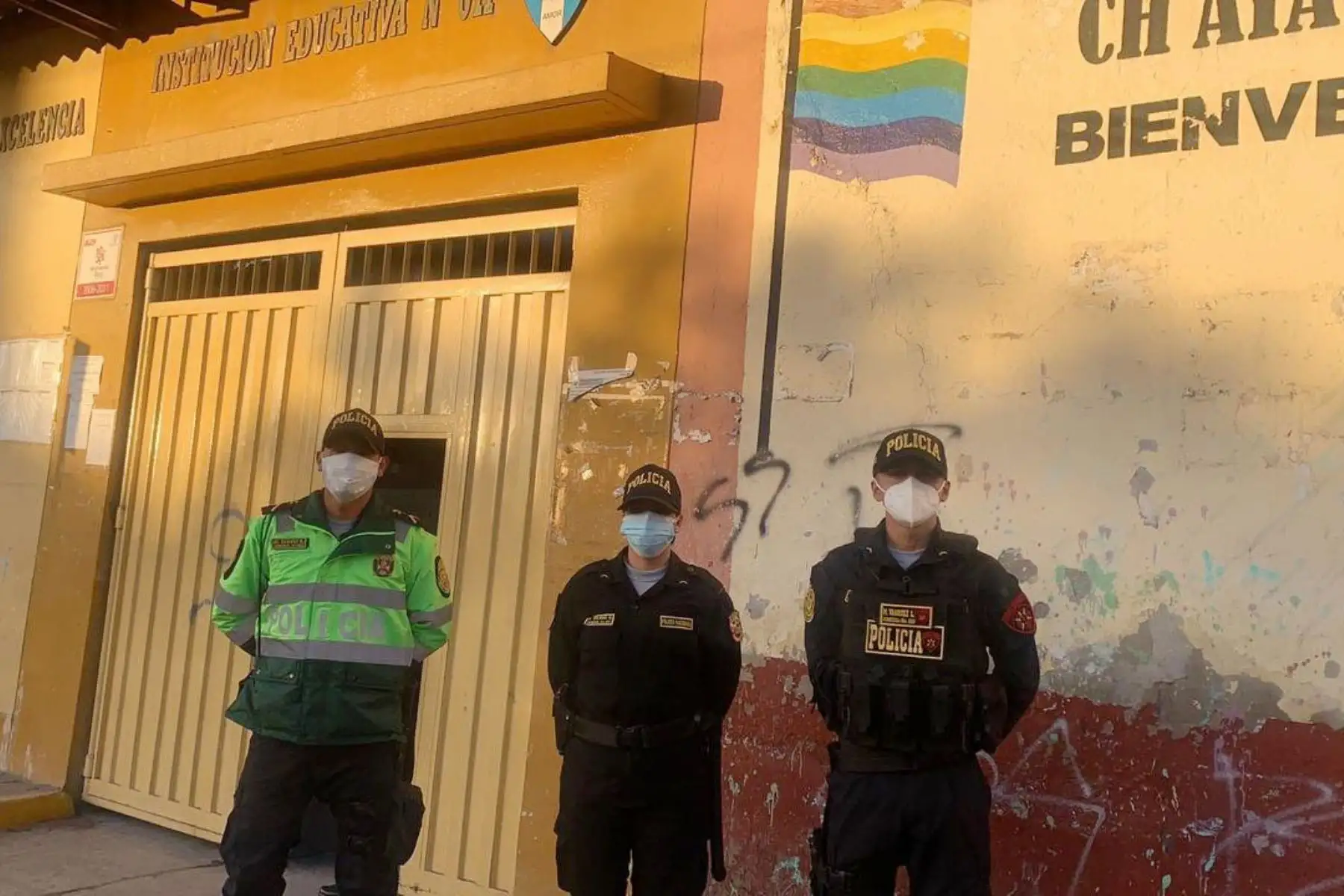 En Cajamarca, efectivos de diversas unidades operativas resguardan, las 24 horas del día, los principales centros de votación a fin de garantizar los comicios electorales durante esta Segunda Elección Presidencial2021. 
Foto: Policía Nacional