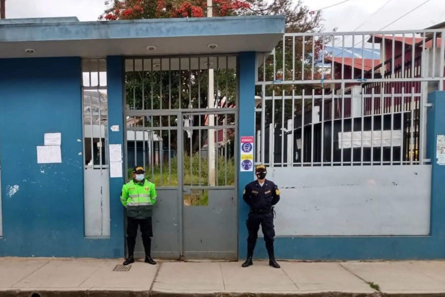 En Cajamarca, efectivos de diversas unidades operativas resguardan, las 24 horas del día, los principales centros de votación a fin de garantizar los comicios electorales durante esta Segunda Elección Presidencial2021. 
Foto: Policía Nacional
